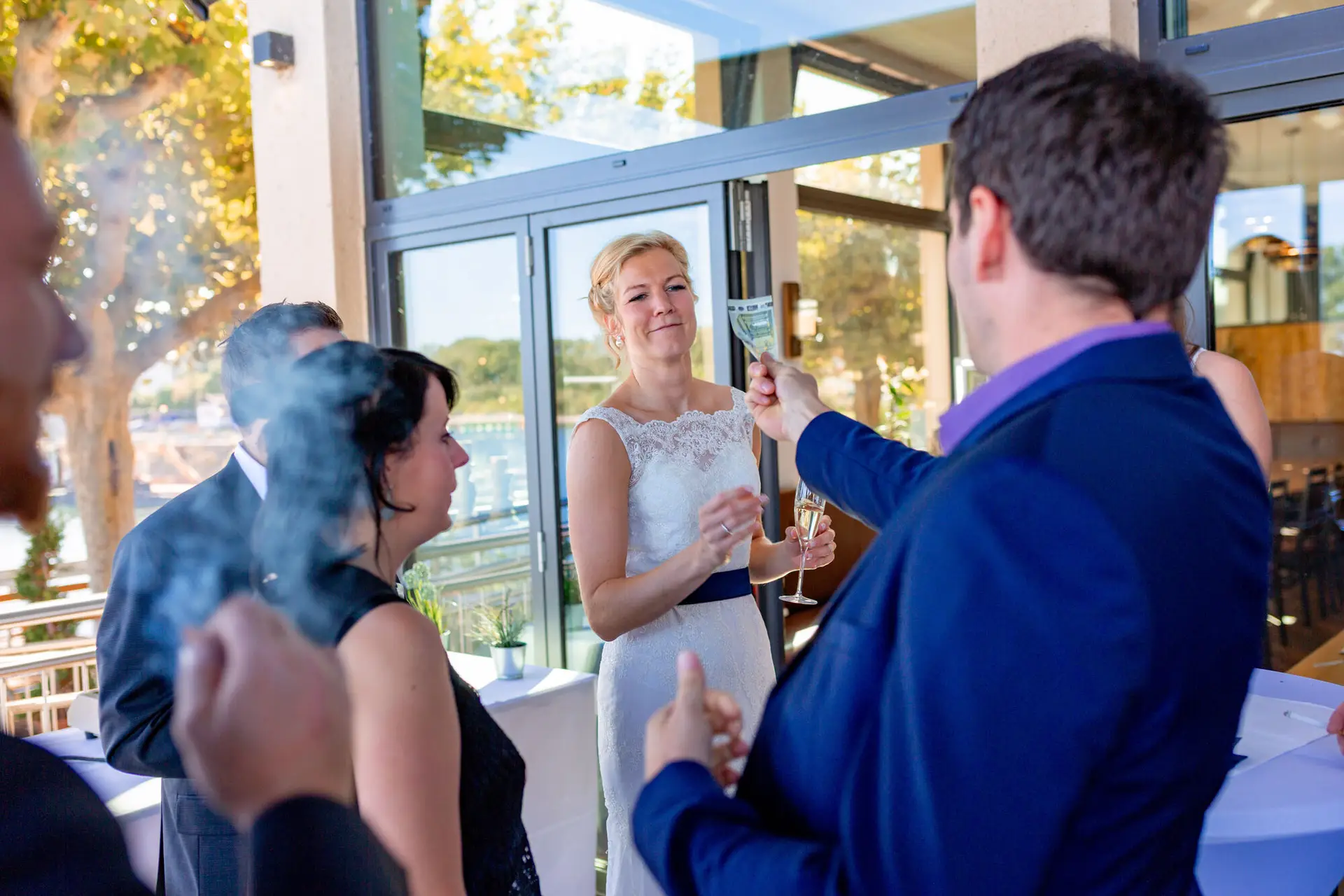 Anna Gregor Hochzeit Worms Altes Ruderhaus Sektempfang Wintergarten.COG 0w O Braut stößt mit Gästen im Wintergarten des Alten Ruderhauses Worms an