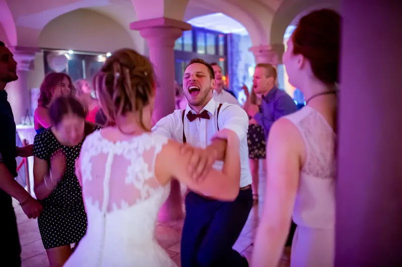 Brautpaar Bei Der Party Maxdorf.BcWiWb4M Hochzeitsparty Maxdorf: Brautpaar feiert ausgelassen