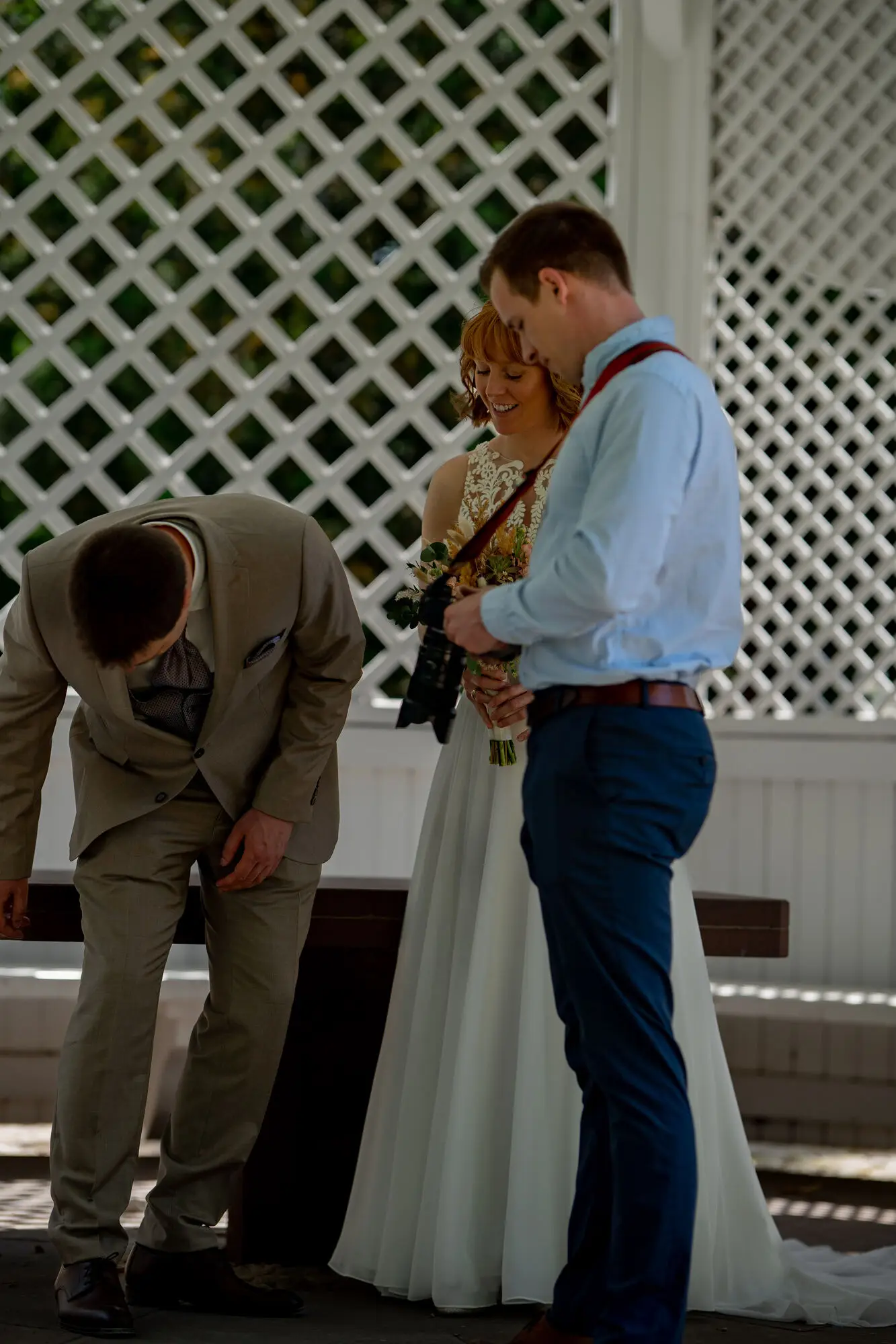 Behind the Scenes: Entspannter Moment im Pavillon während des Shootings