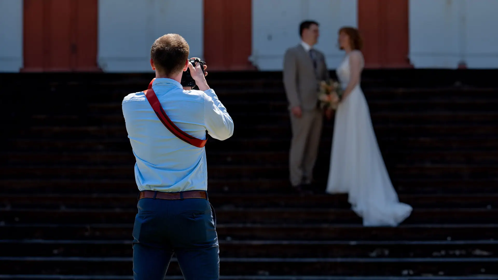 Behind the Scenes: Fotograf bei der Arbeit mit dem Brautpaar auf den Stufen