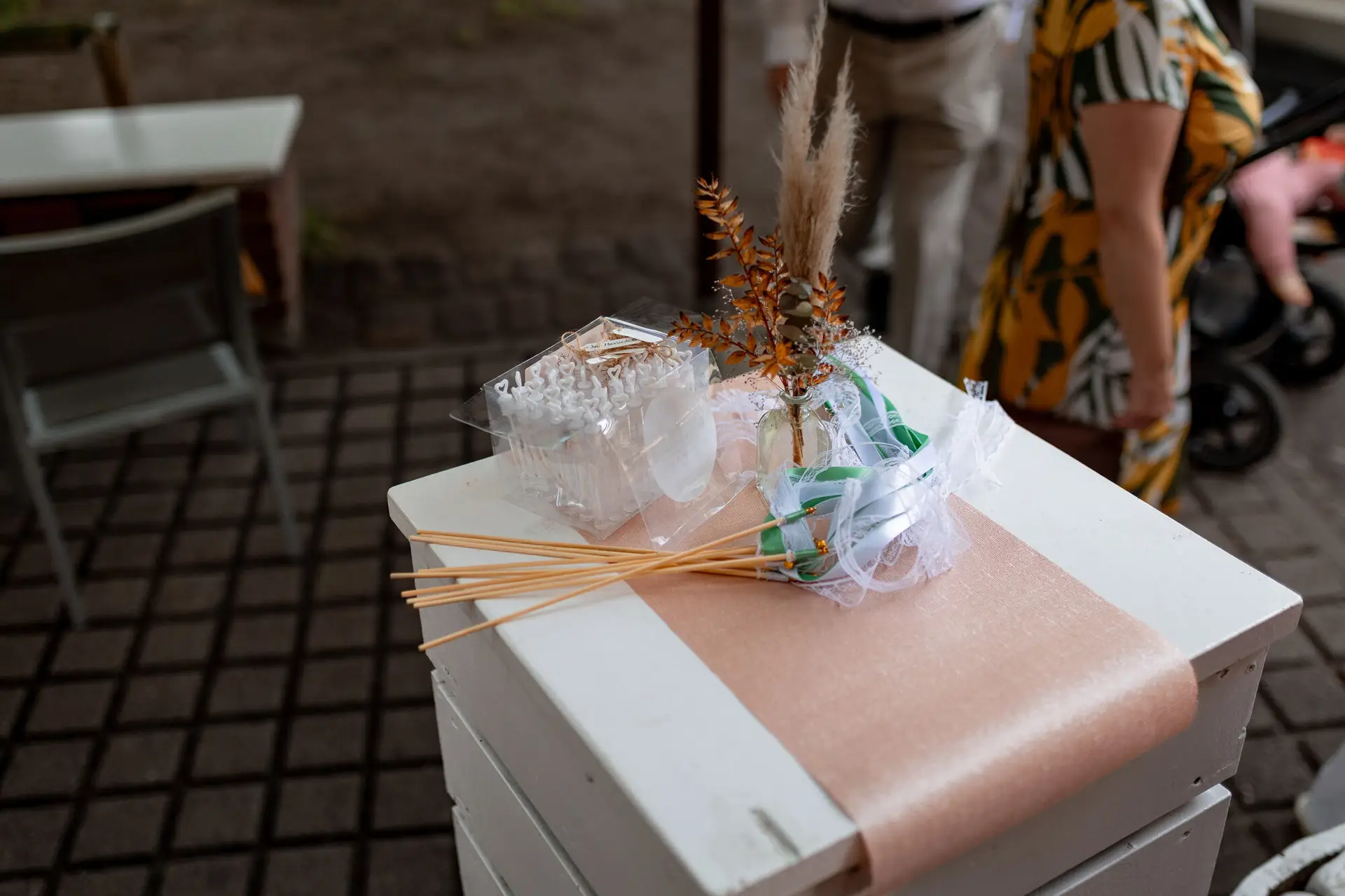 Geschenkbox mit getrockneten Blumen und Bändern als Hochzeitsdekoration