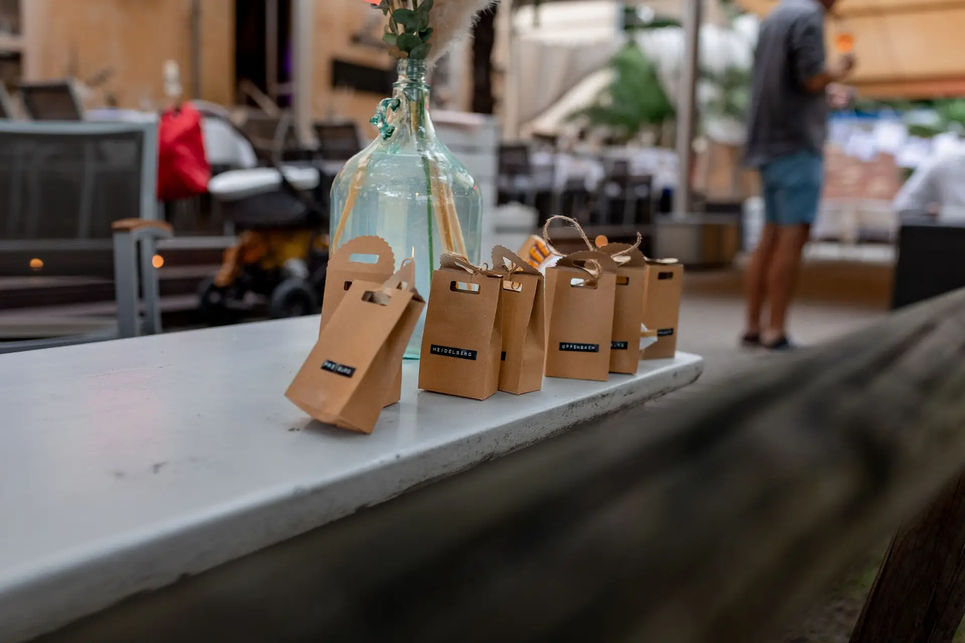 Papiertüten mit „Heidelberg"-Aufdruck als persönliche Gastgeschenke auf dem Tisch der Hochzeitsfeier