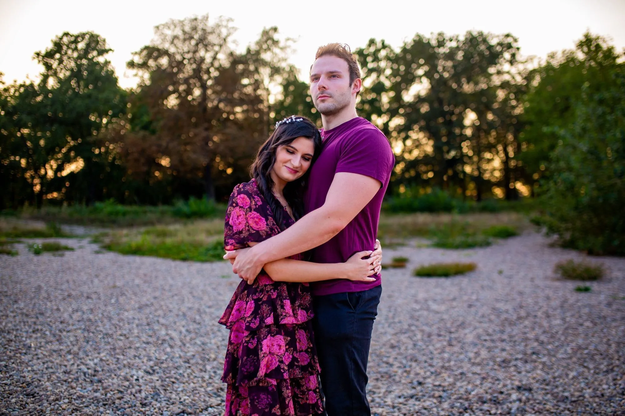 Davina und Keven umarmen sich auf dem Kiesstrand der Parkinsel Ludwigshafen bei Sonnenuntergang