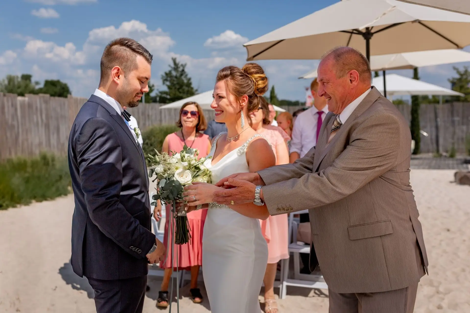Vater übergibt Tochter dem Bräutigam, alle Hände werden zusammengelegt – ein tief emotionaler Moment