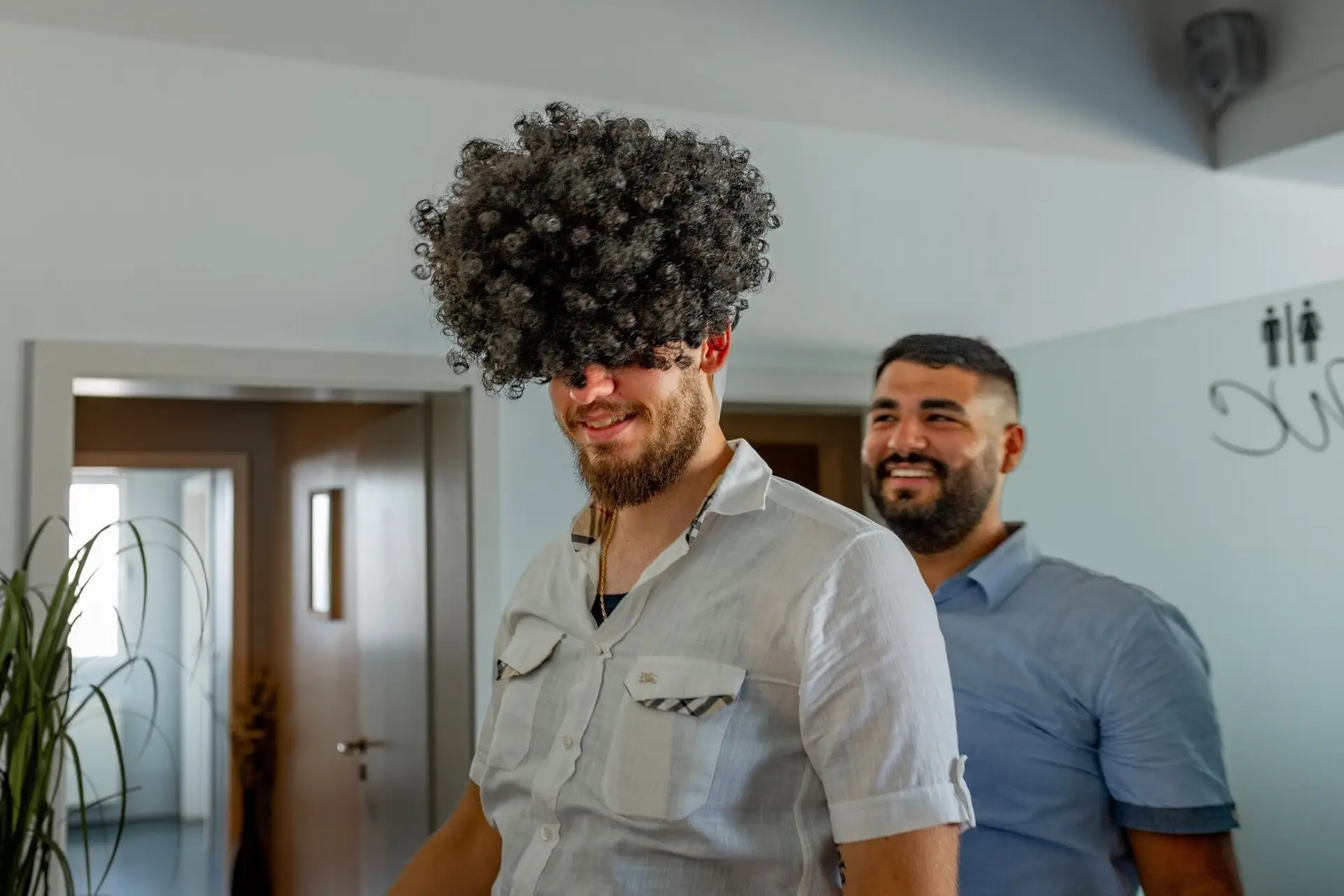 Bräutigam bei einem lustigen Spaßfoto mit Freunden – Hochzeit ist auch Zeit für gute Laune