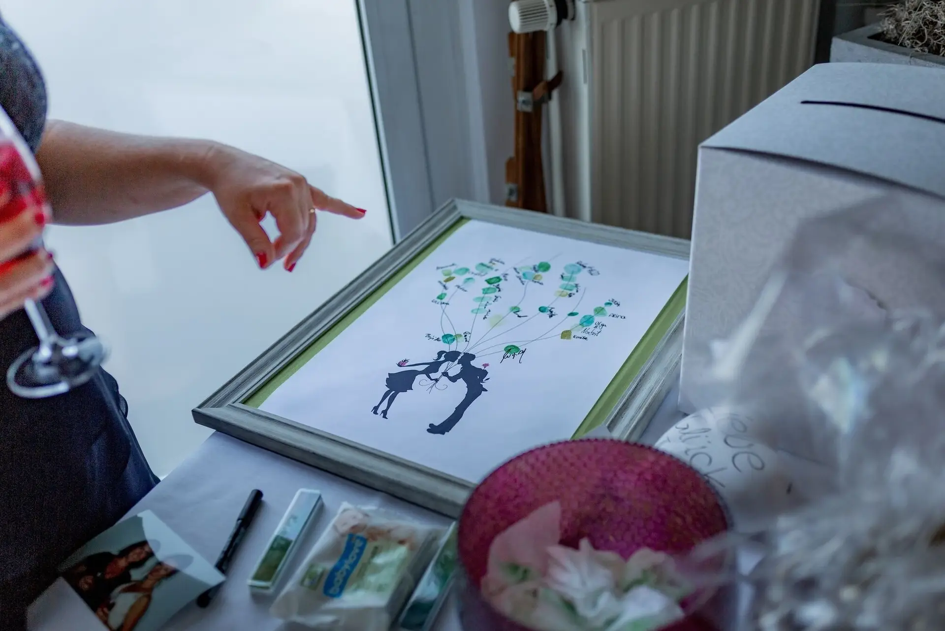 Dekorations-Detail: Silhouette-Portrait des Brautpaares im Rahmen mit Pfeilen für Gästewünsche