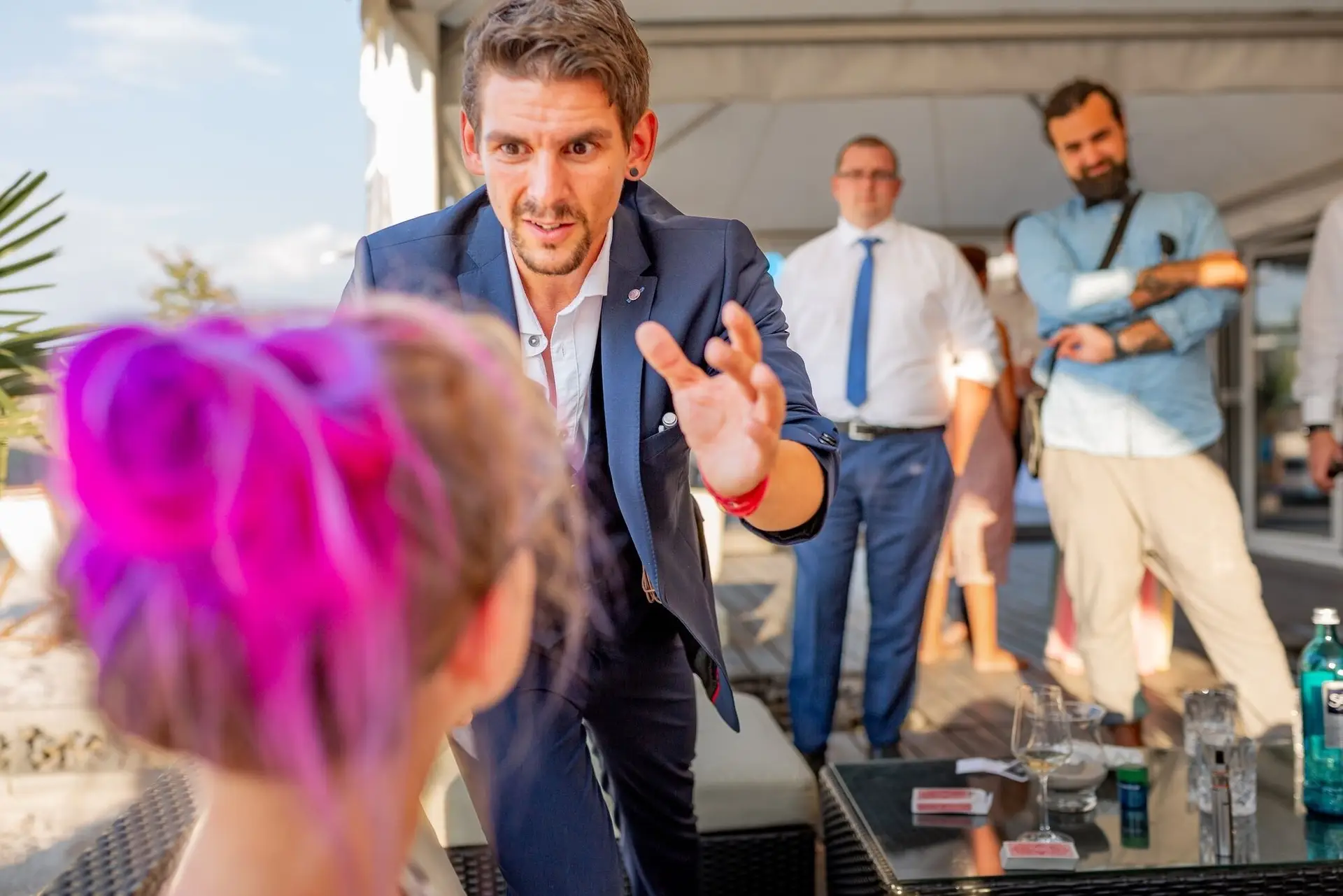 Ausgelassene Stimmung unter den Gästen auf der Terrasse beim Hochzeitsempfang
