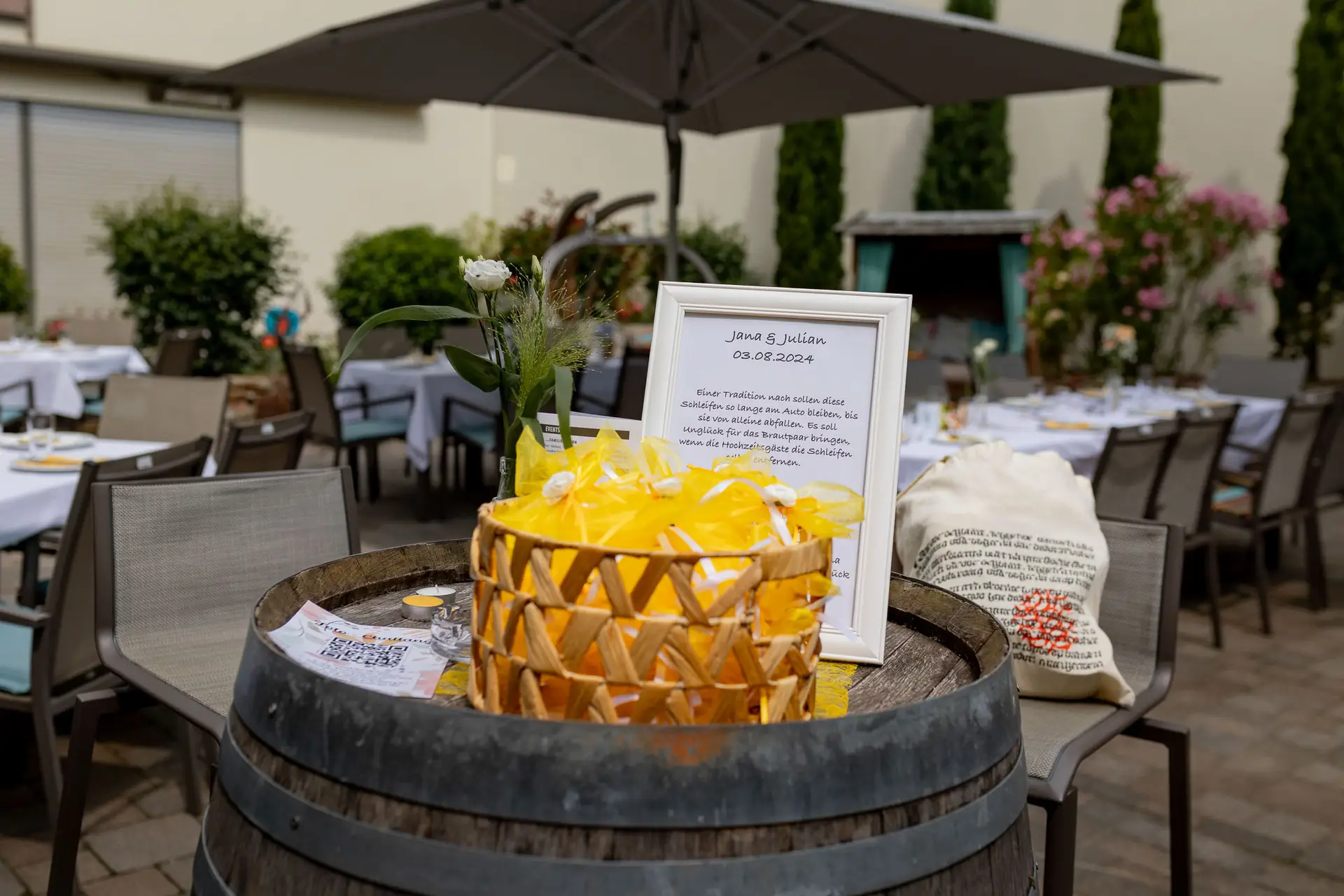 Hochzeitsschild "Jana & Julian" mit festlicher Tischdekoration bei der Feier im Wallhäuser Weintreff