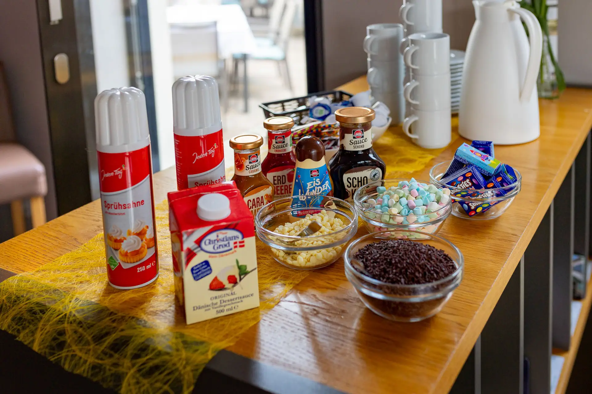 Süßigkeitenbar mit Desserts und Süßigkeiten bei der Hochzeitsfeier