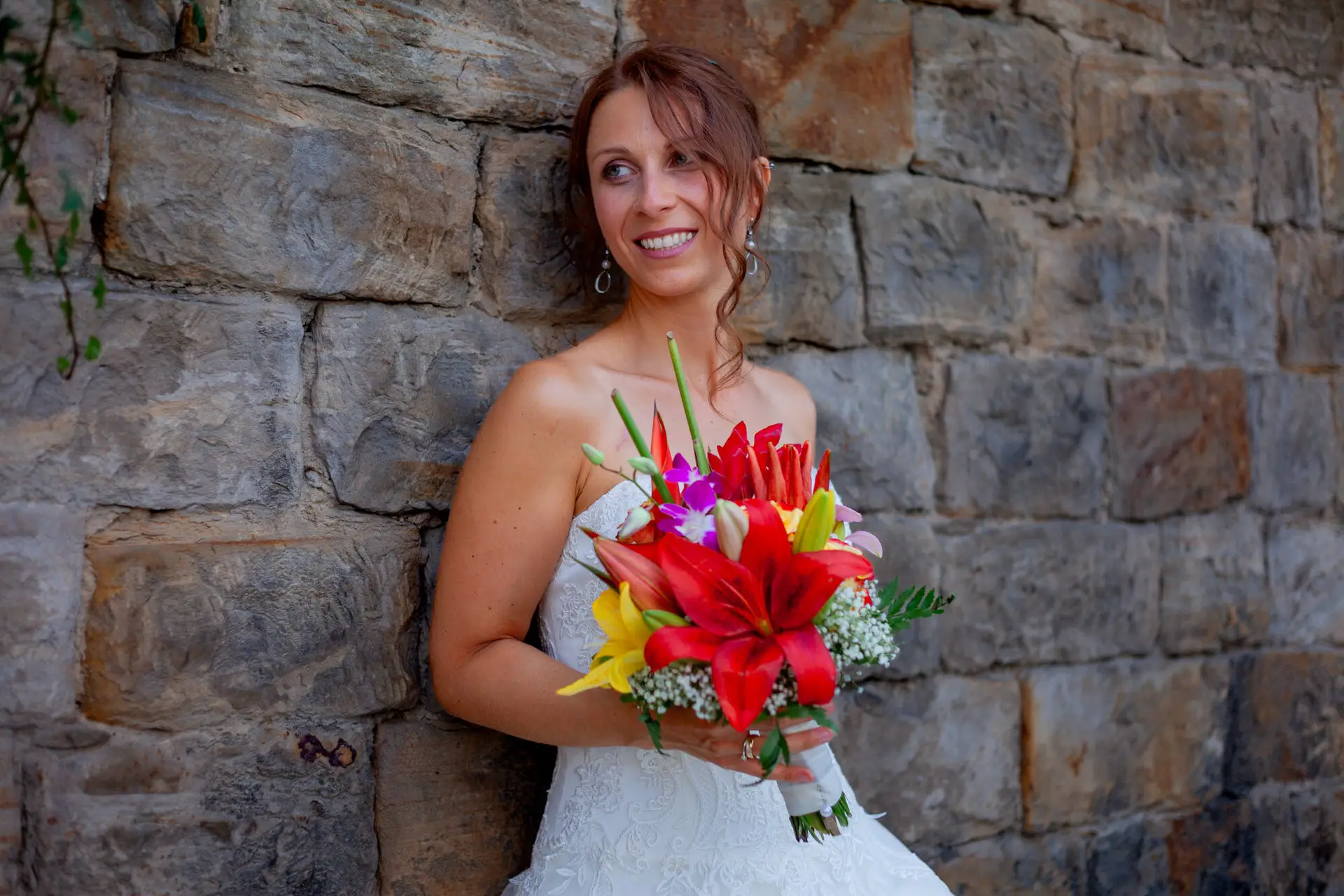 Jennifer mit Blumenstrauß vor Sandsteinmauer in Deidesheim – Brautpaarshooting