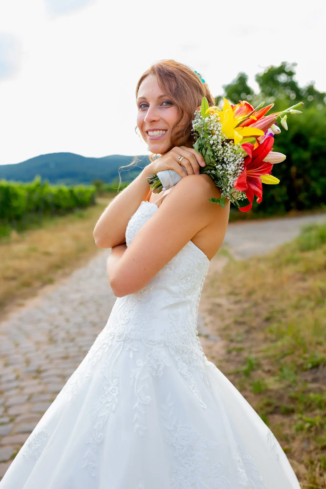 Braut Jennifer mit Blumenstrauß im Weinberg bei Deidesheim – Hochzeitsfotografie Pfalz