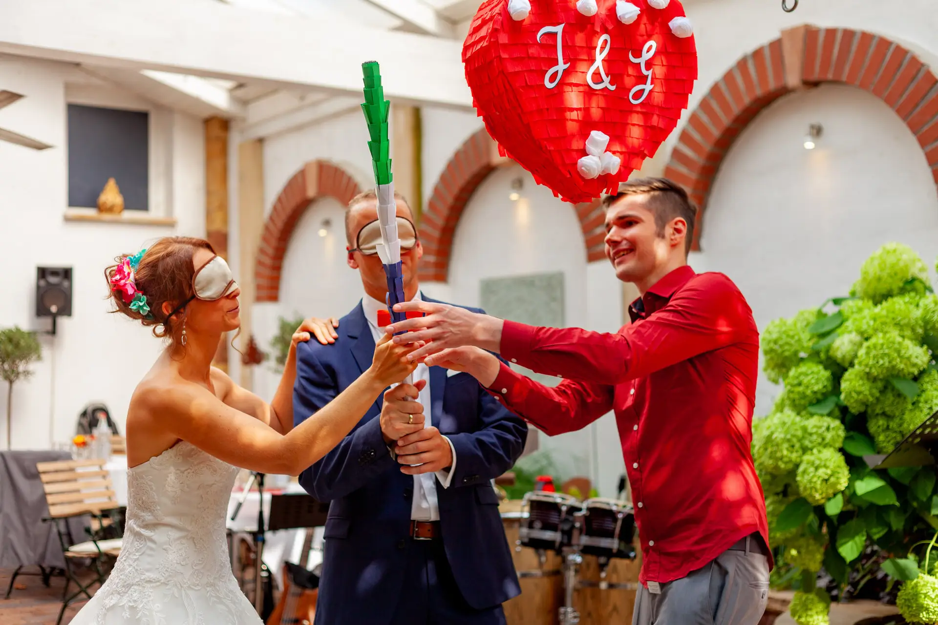 Jennifer und Gregor feiern ausgelassen bei der karibischen Hochzeit in der Rebe Deidesheim