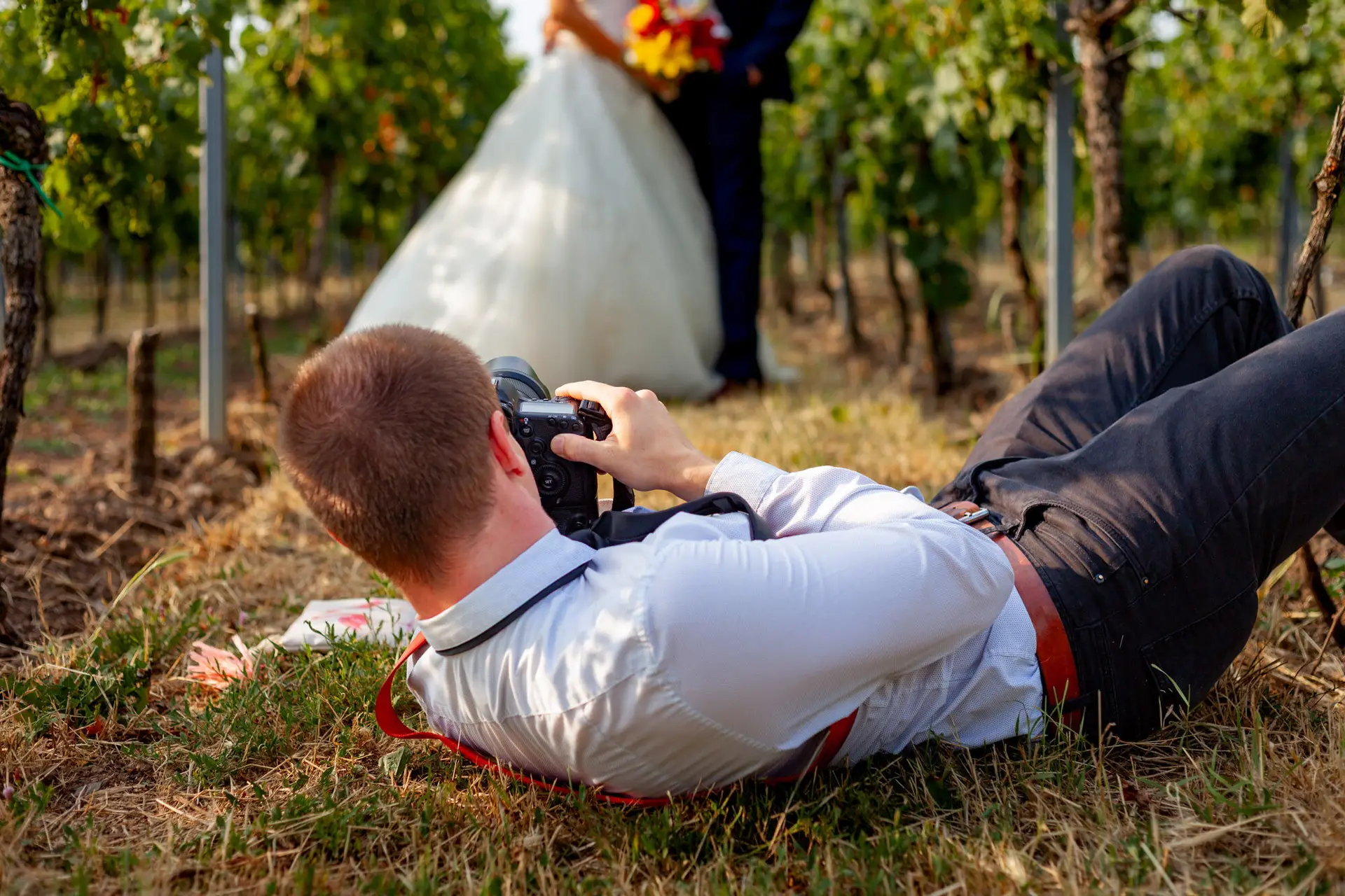 Behind the Scenes – Brautpaarshooting im Weinberg bei Deidesheim aus der Bodenperspektive