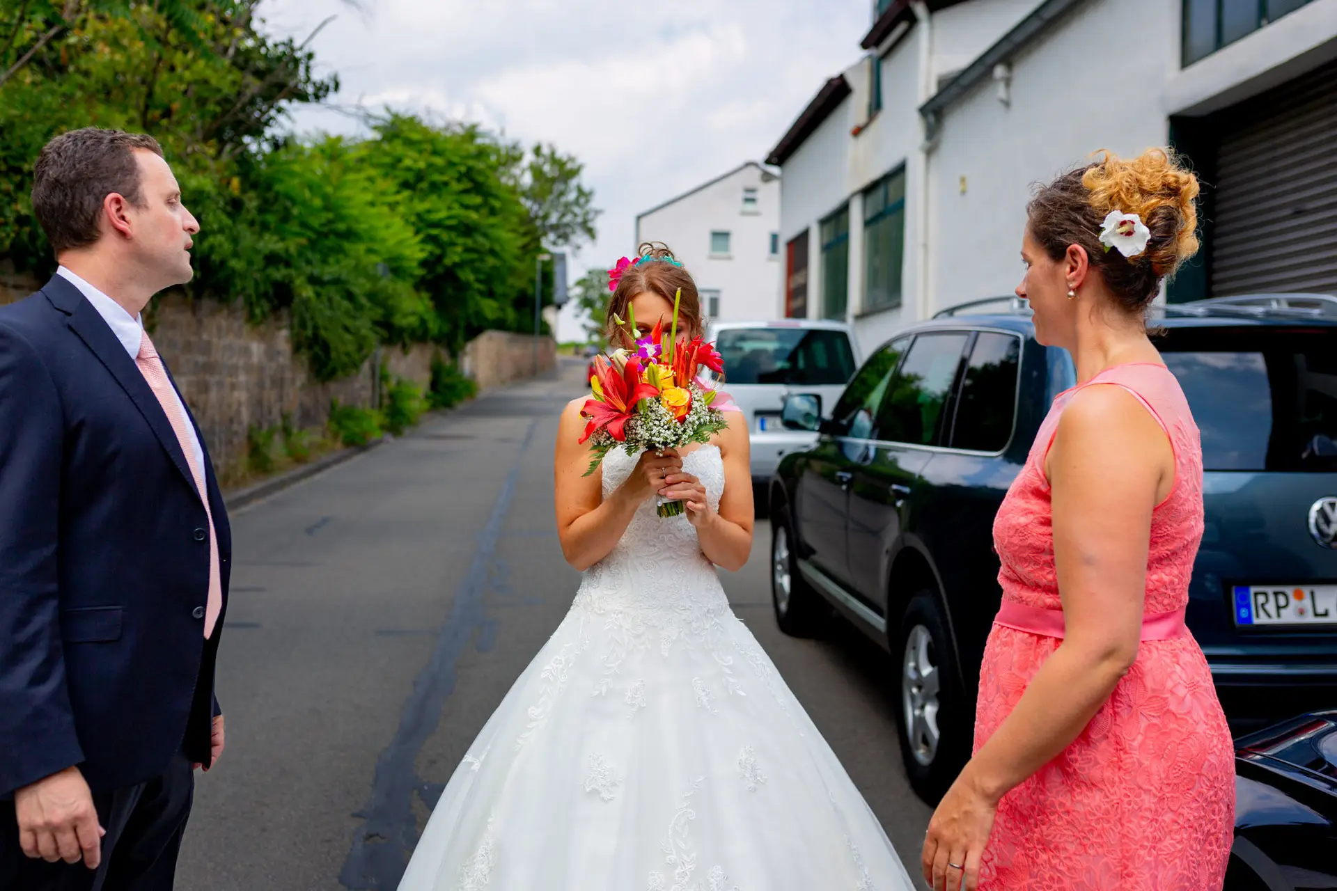 Brautpaar Jennifer und Gregor beim Empfang vor der Rebe Deidesheim