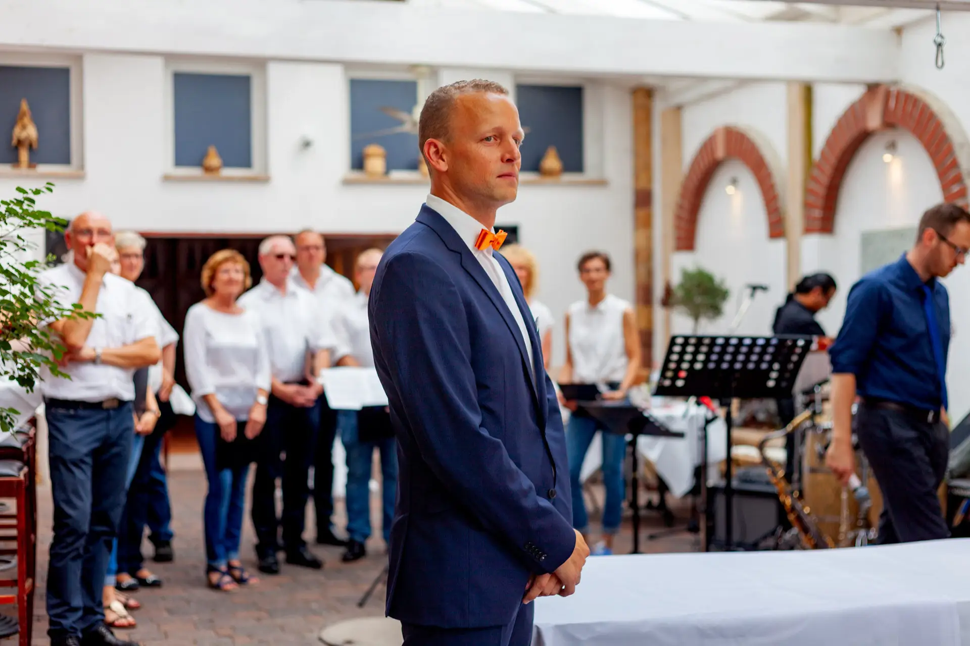 Bühne und Moderator beim Empfang in der Rebe Deidesheim – Hochzeit Jennifer & Gregor