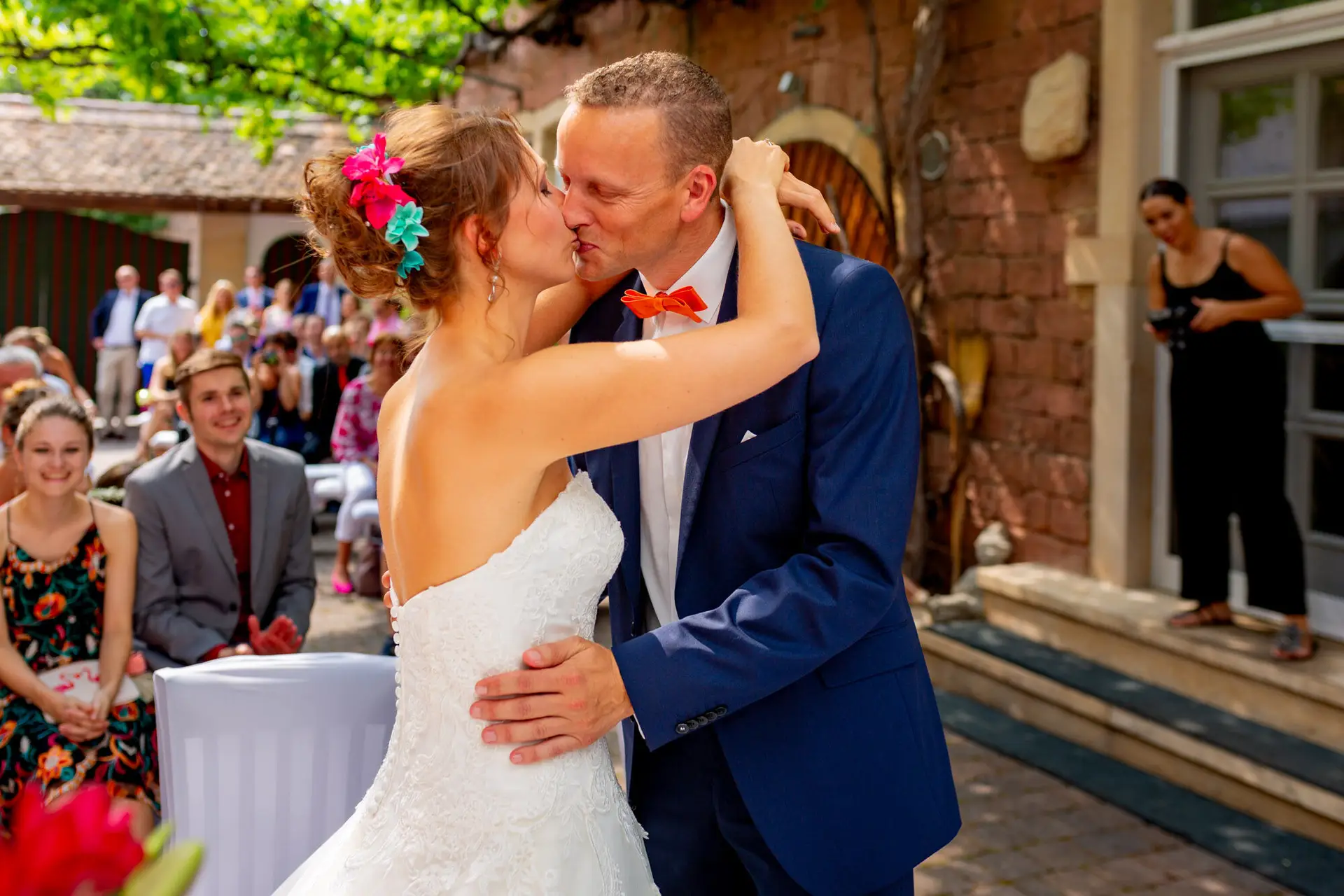 Jennifer und Gregor küssen sich beim Empfang in der Rebe Deidesheim – erstes Küssen als Ehepaar