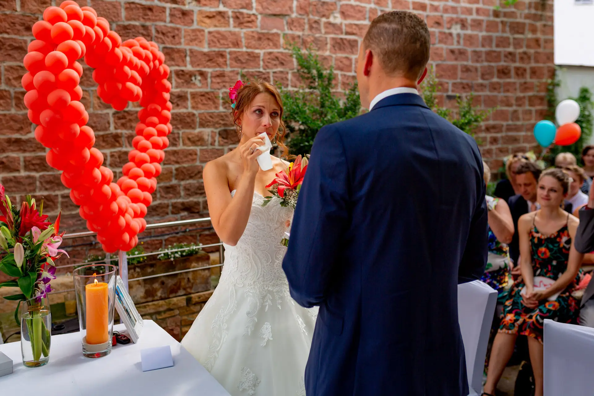 Jennifer Gregor Gaeste Empfang Innenhof Rebe Deidesheim.B5cFVA4o Gäste beim Empfang in der Rebe Deidesheim – Hochzeit Jennifer und Gregor