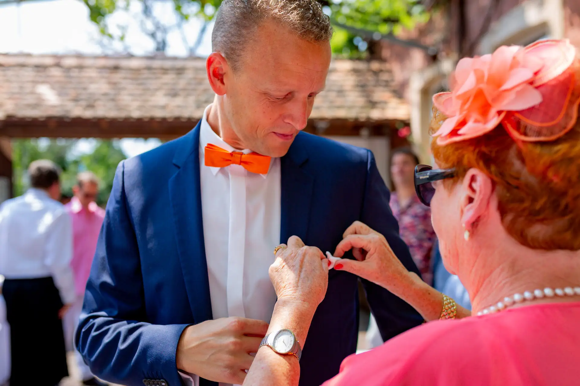 Jennifer und Gregor mit Gästen beim Empfang in der Rebe Deidesheim