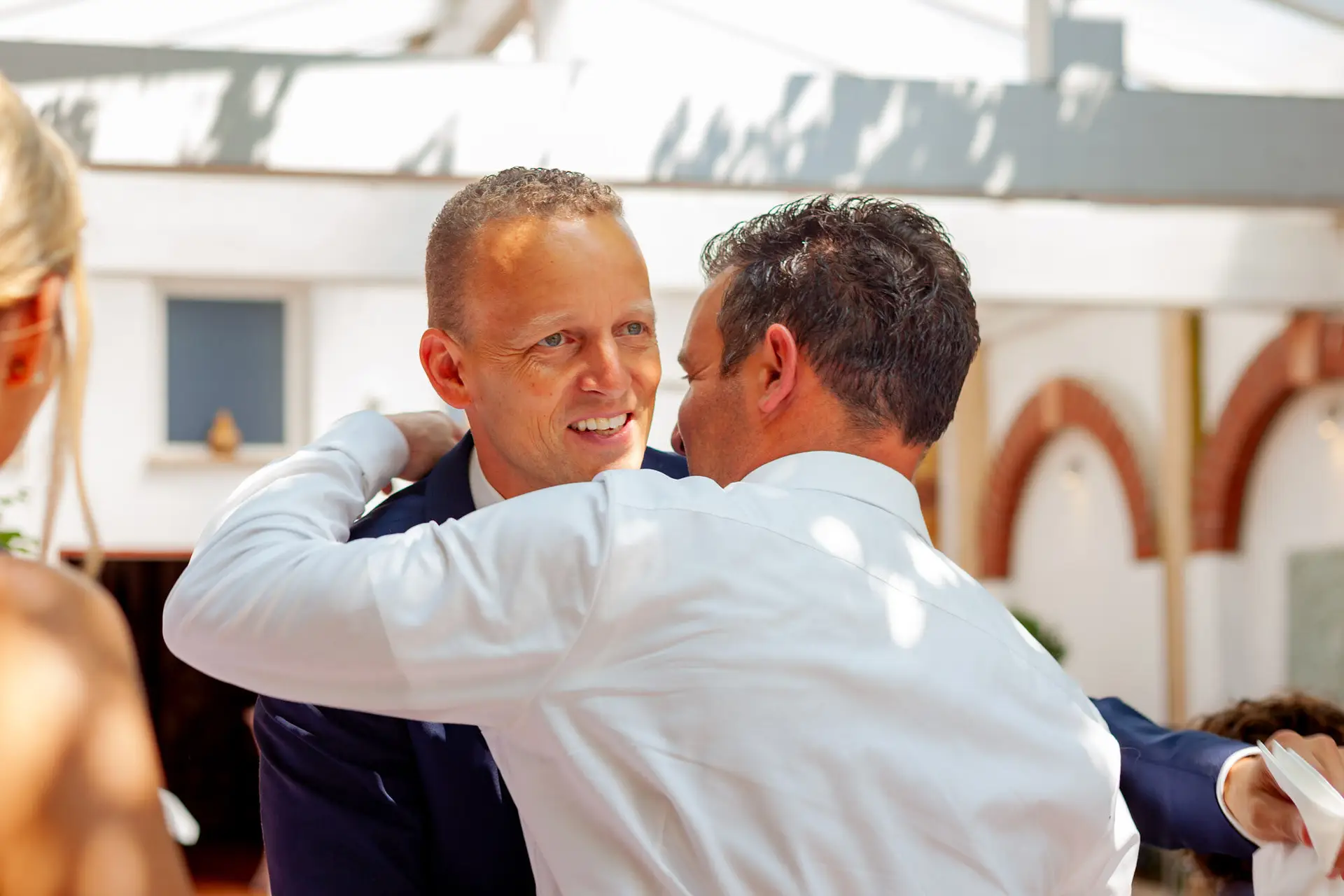 Gäste feiern bei der Hochzeit von Jennifer und Gregor in der Rebe Deidesheim