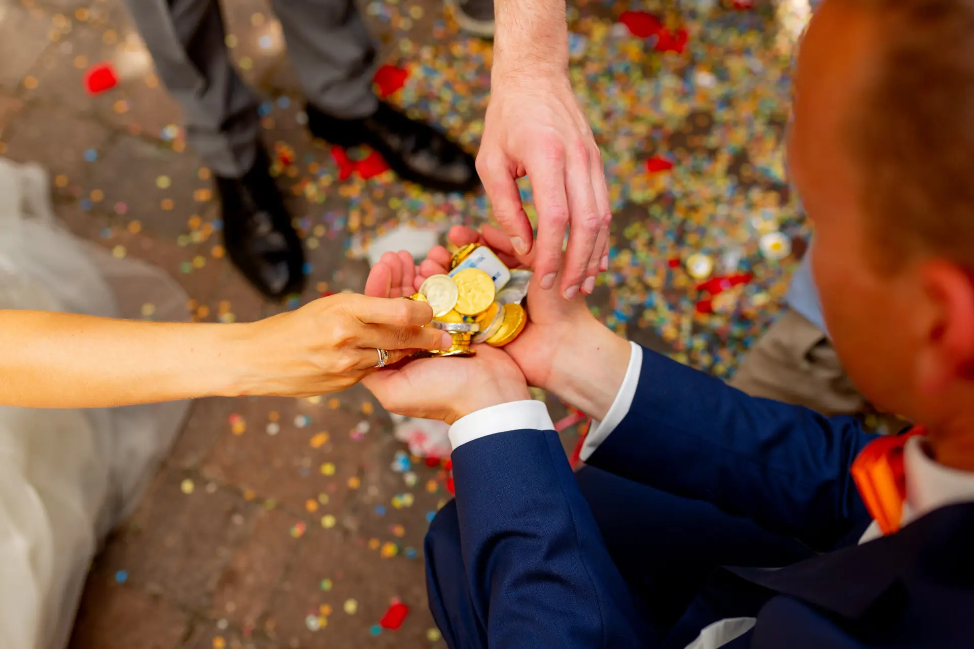 Jennifer und Gregor mit Geldgeschenk bei der Hochzeitsfeier in der Rebe Deidesheim