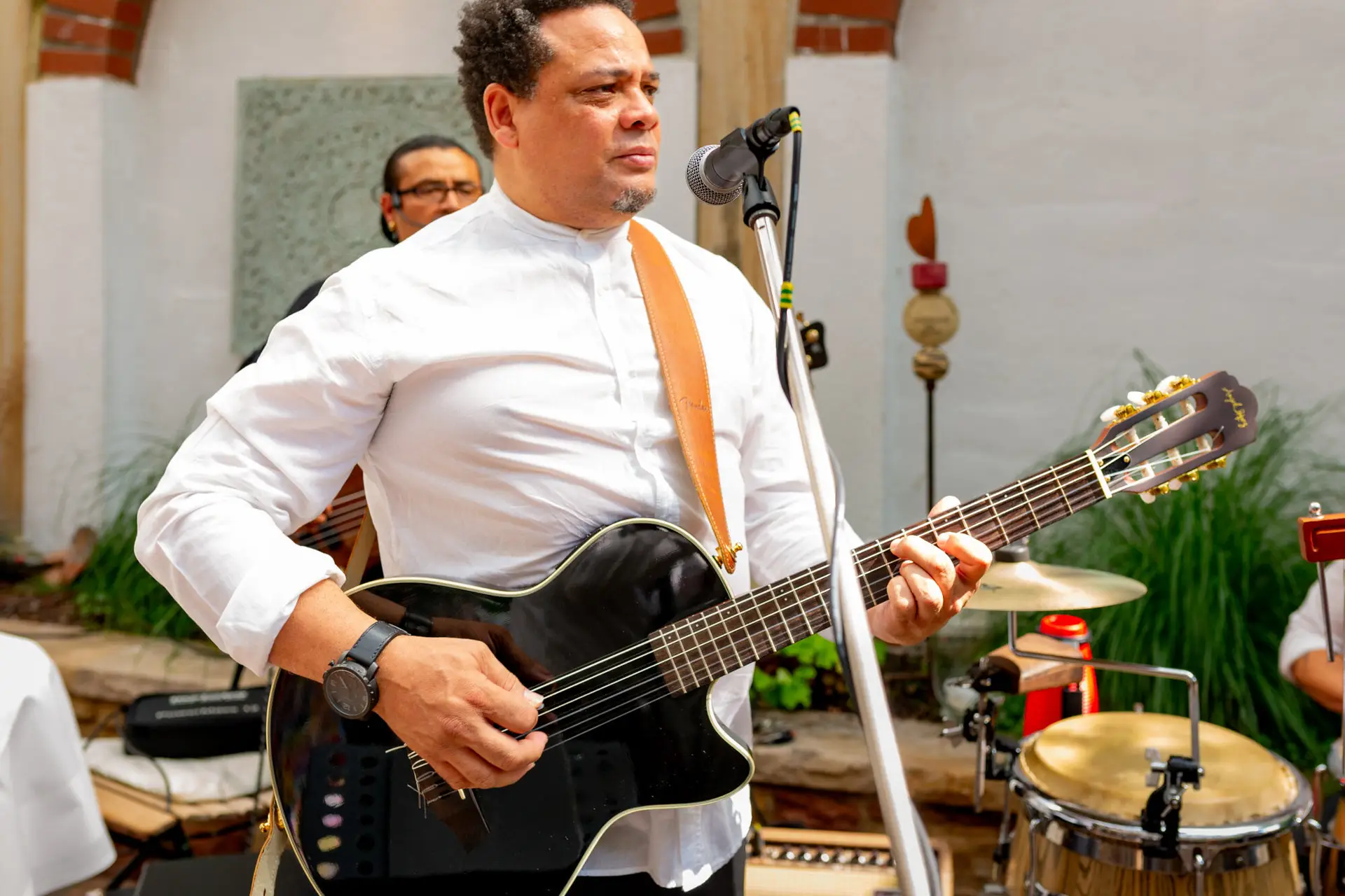 Gitarrist der karibischen Band bei der Hochzeit von Jennifer und Gregor in der Rebe Deidesheim