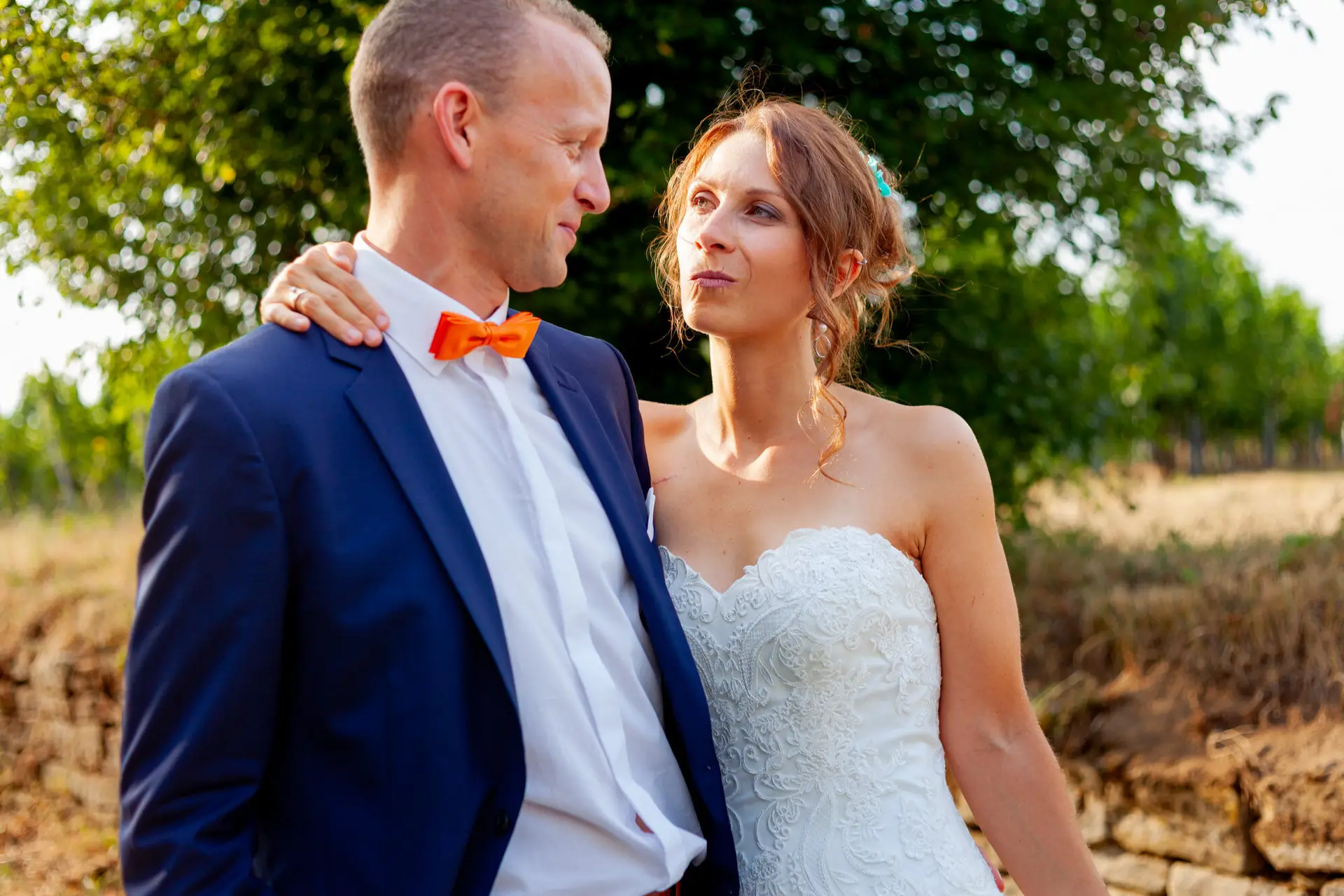 Jennifer und Gregor feiern zusammen nach der Hochzeit – goldene Stunde in Deidesheim