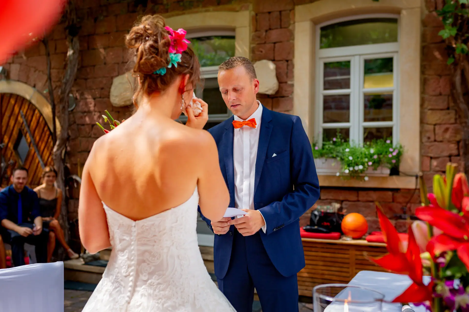 Jennifer und Gregor unterzeichnen die Heiratsurkunde beim Standesamt – Zeremonie Deidesheim