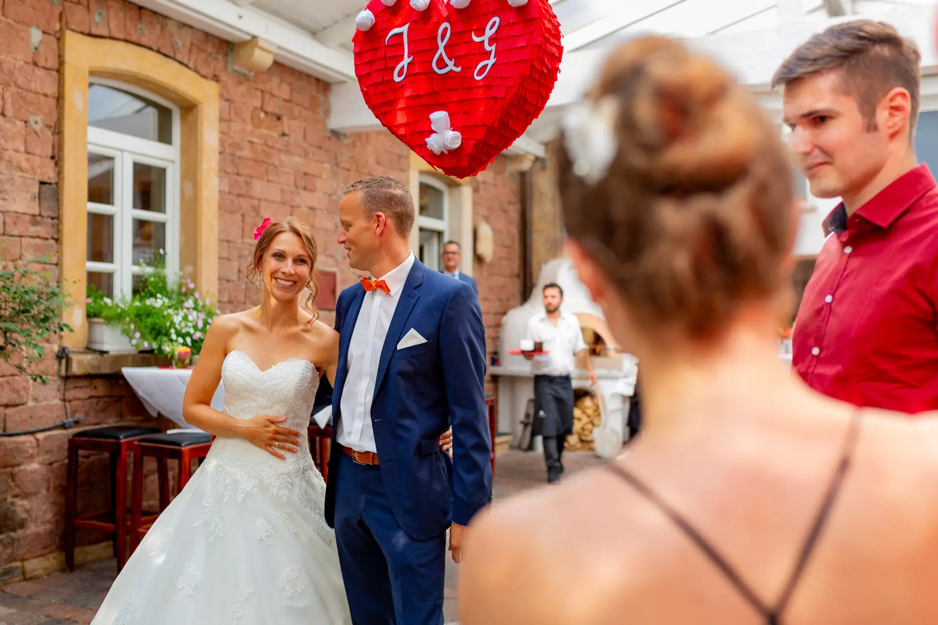 Jennifer und Gregor beim Hochzeitstanz mit Gästen in der Rebe Deidesheim