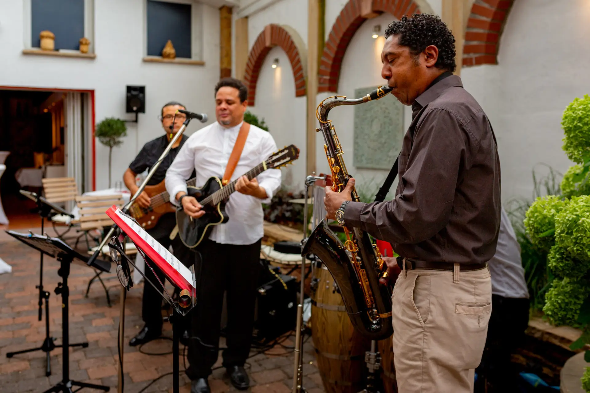 Karibische Band spielt auf der Bühne der Rebe Deidesheim – Hochzeitsfeier Jennifer & Gregor