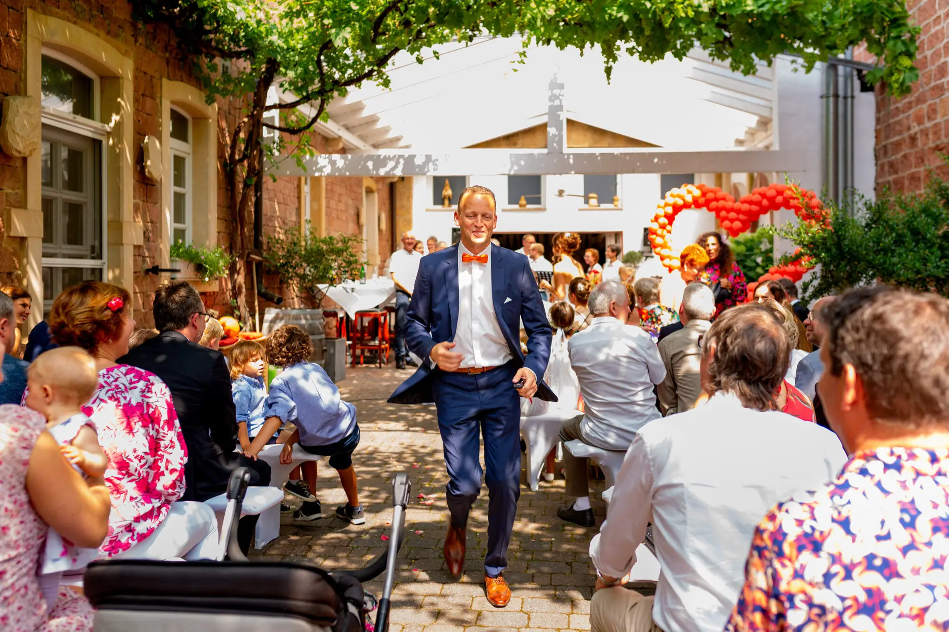 Hochzeitspaar Jennifer und Gregor beim Sektempfang in der Rebe Deidesheim
