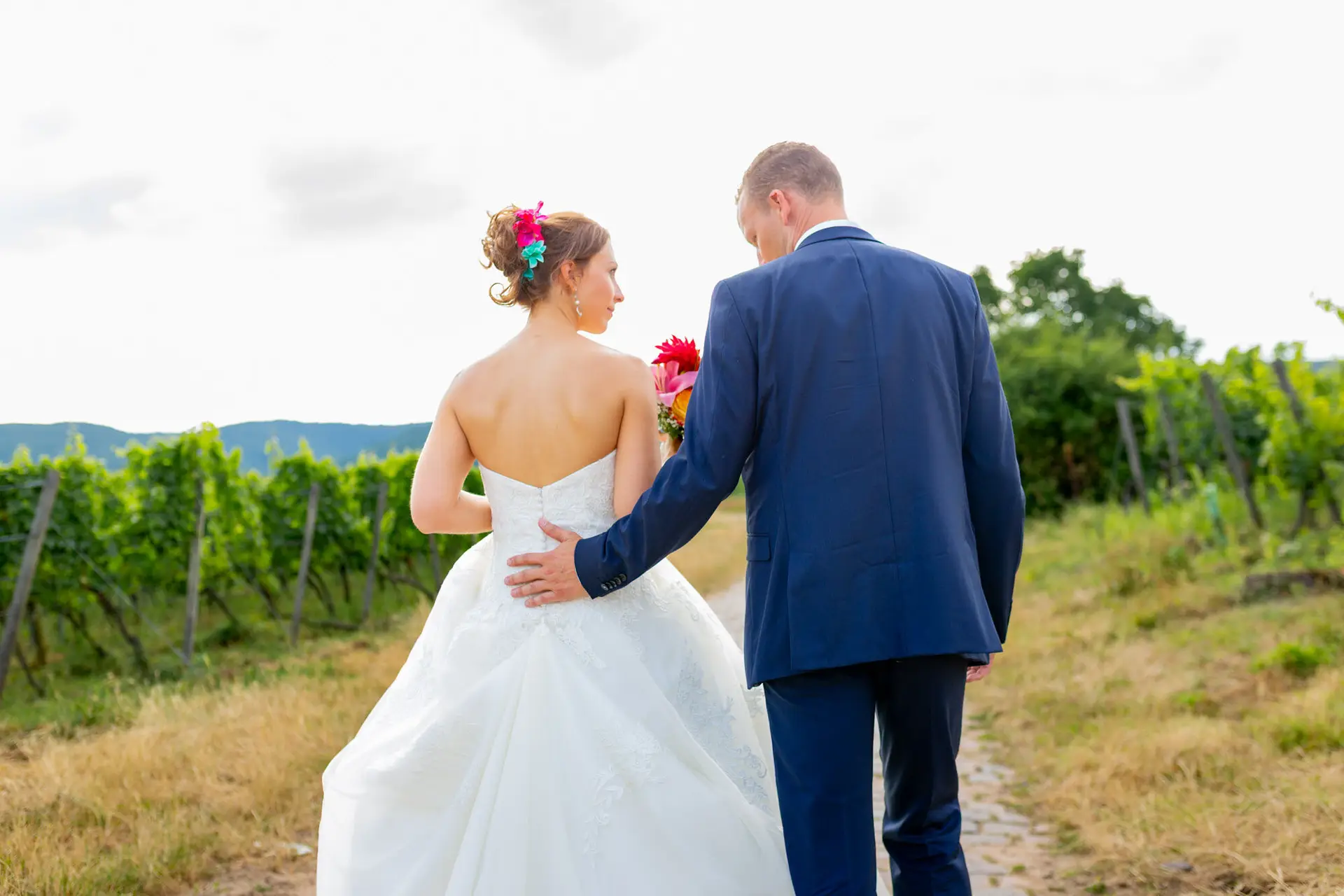 Jennifer und Gregor bei Sonnenuntergang im Weinberg – romantisches Brautpaarshooting in der Pfalz