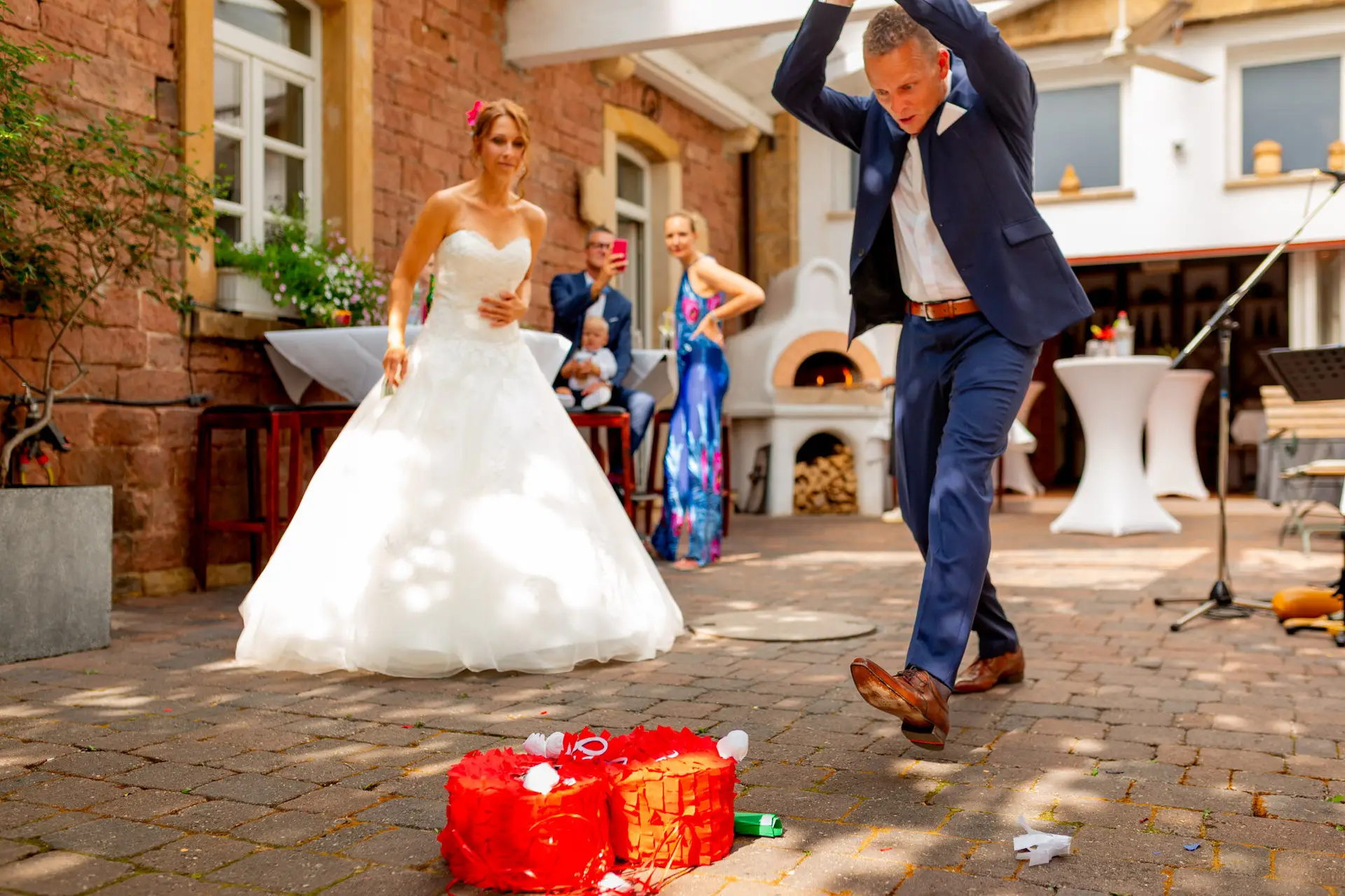 Hochzeitspaar Jennifer und Gregor tanzen auf der Terrasse der Rebe Deidesheim