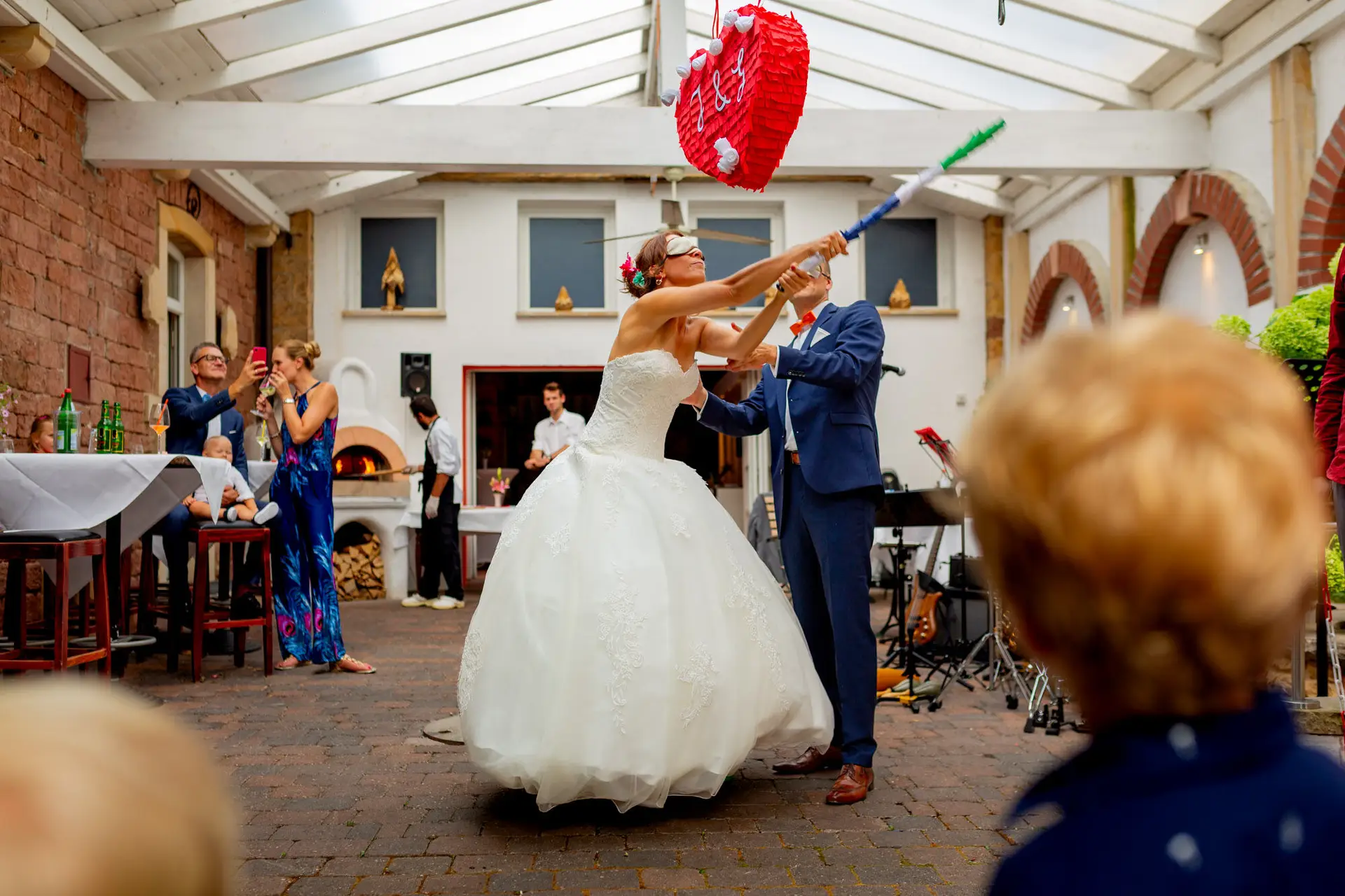 Jennifer und Gregor tanzen bei ihrer Hochzeit in der Rebe Deidesheim