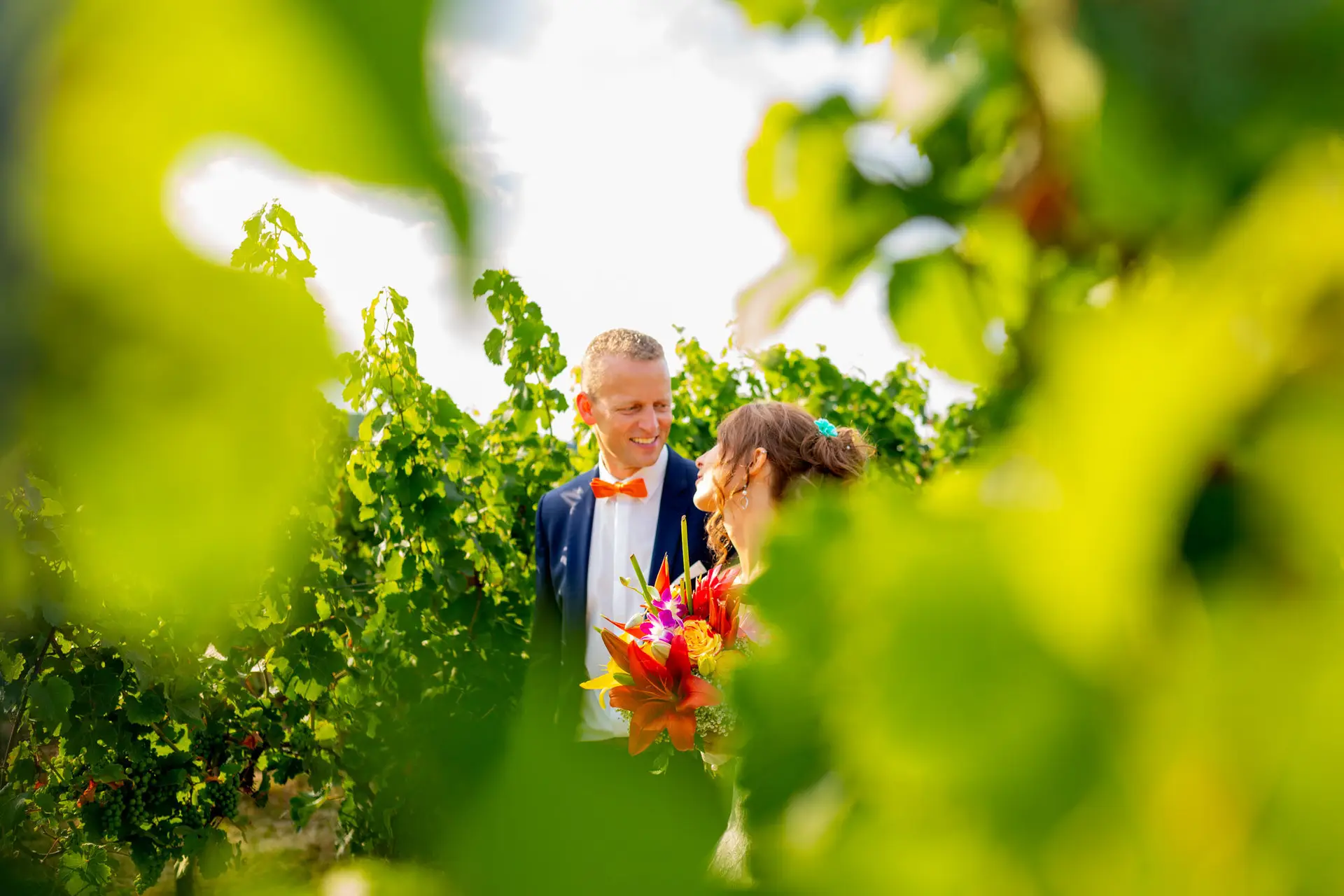 Jennifer und Gregor im Weinberg bei Deidesheim – Braut mit Blumenstrauß