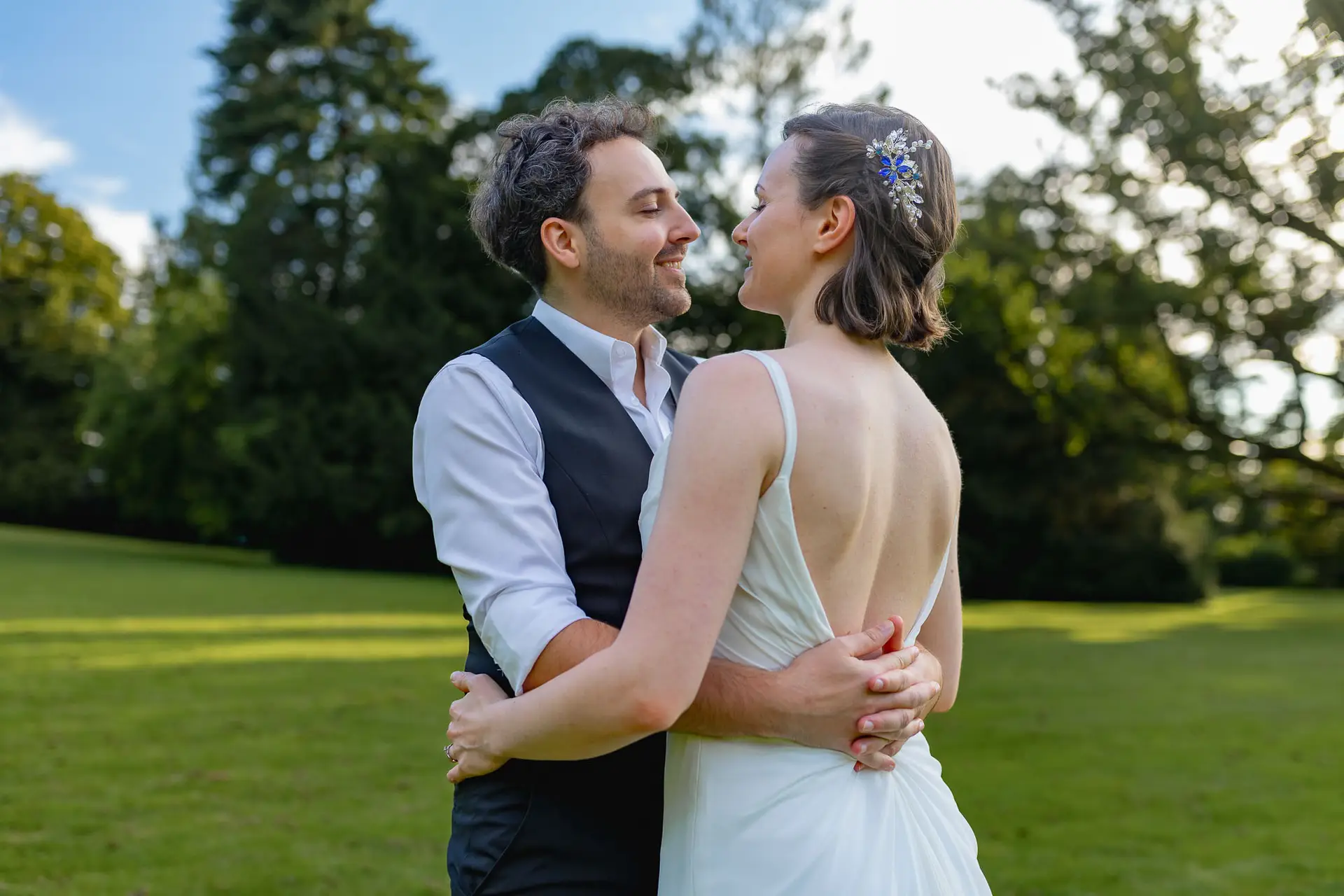 Brautpaar Julia und Dennis spaziert durch den Schlosspark Weinheim