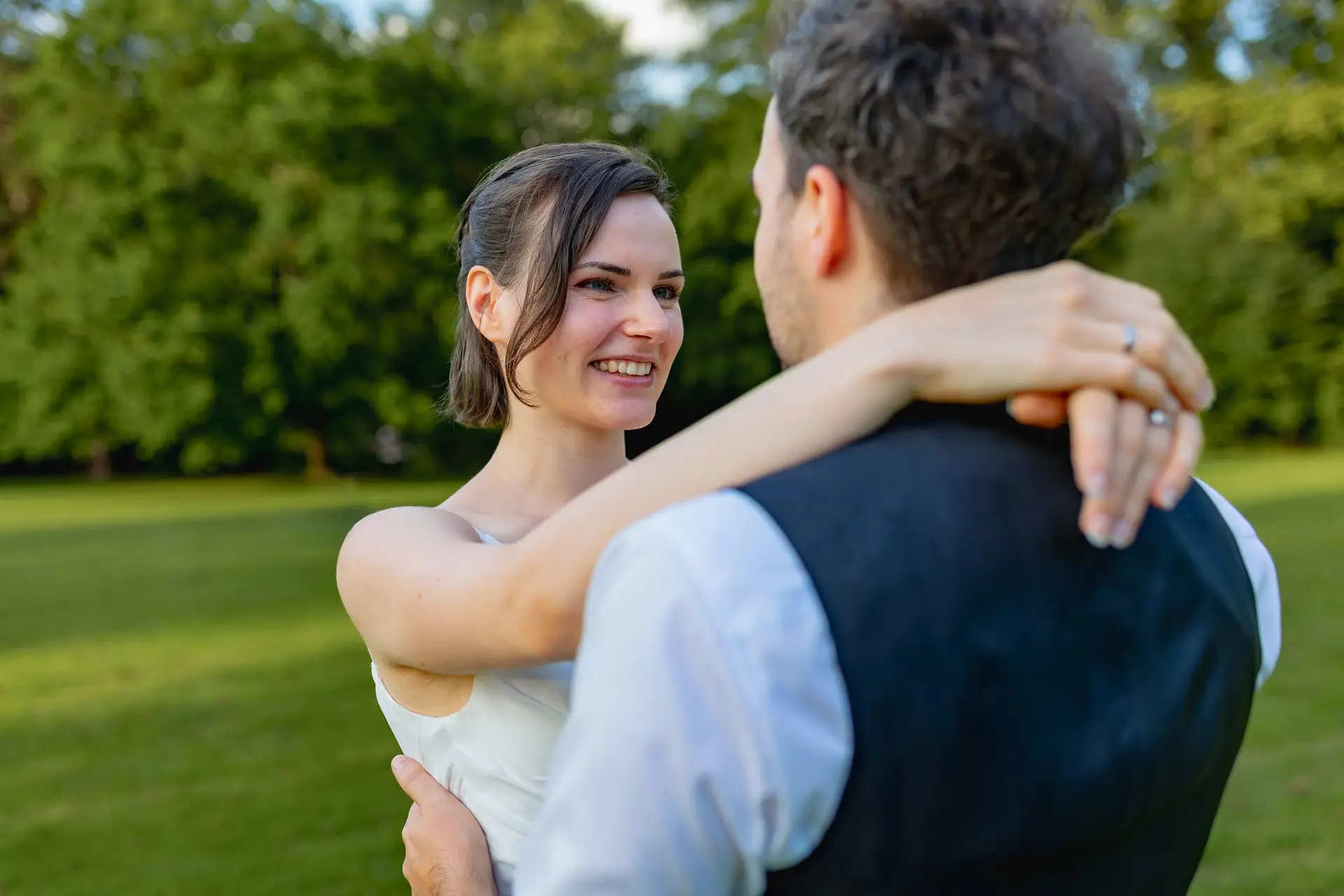 Brautpaar teilt einen emotionalen Moment beim Shooting im Schlosspark Weinheim
