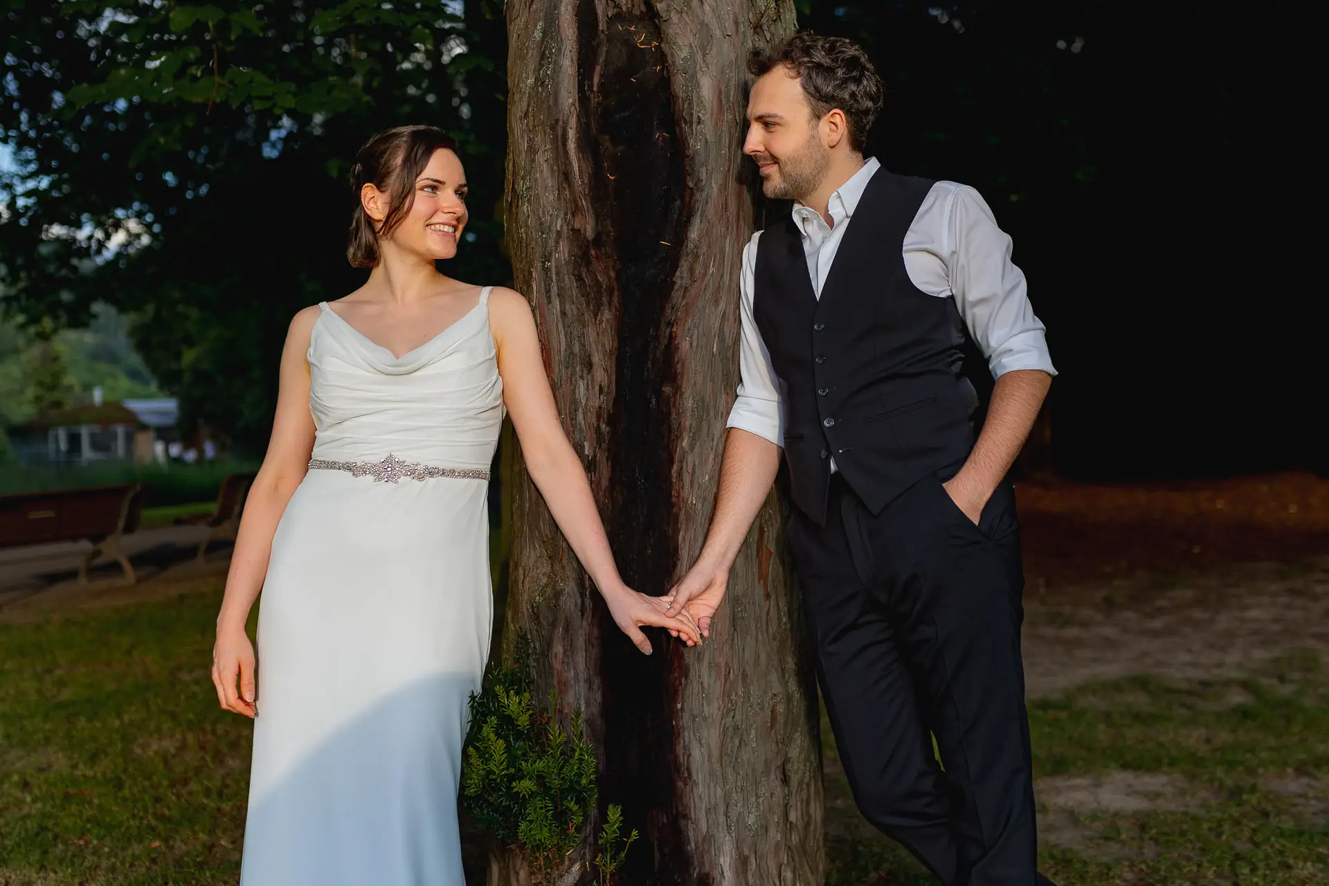 Julia und Dennis im Abendlicht des Schlossparks Weinheim beim After-Wedding Shooting