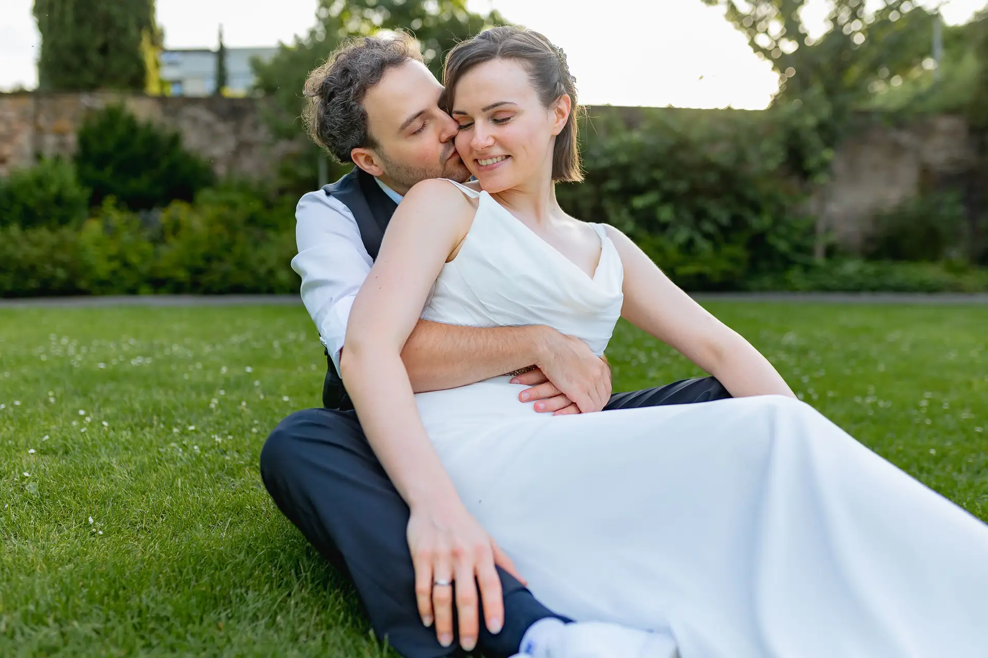 Brautpaar hält sich eng fest beim After-Wedding Shooting im Schlosspark Weinheim