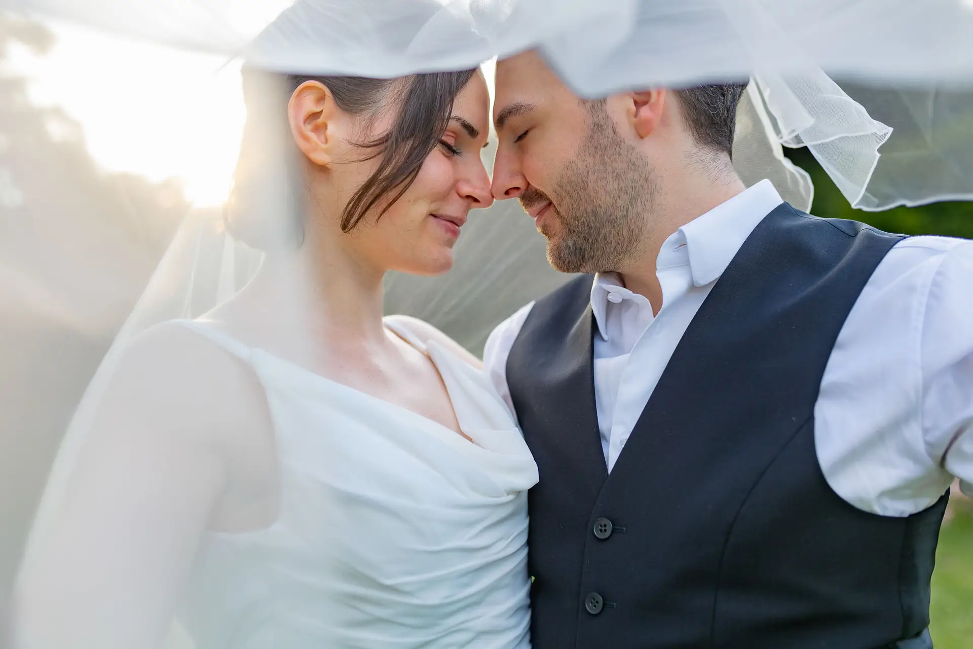 Julia und Dennis küssen sich im Schlosspark Weinheim nach ihrer Hochzeit in Mannheim