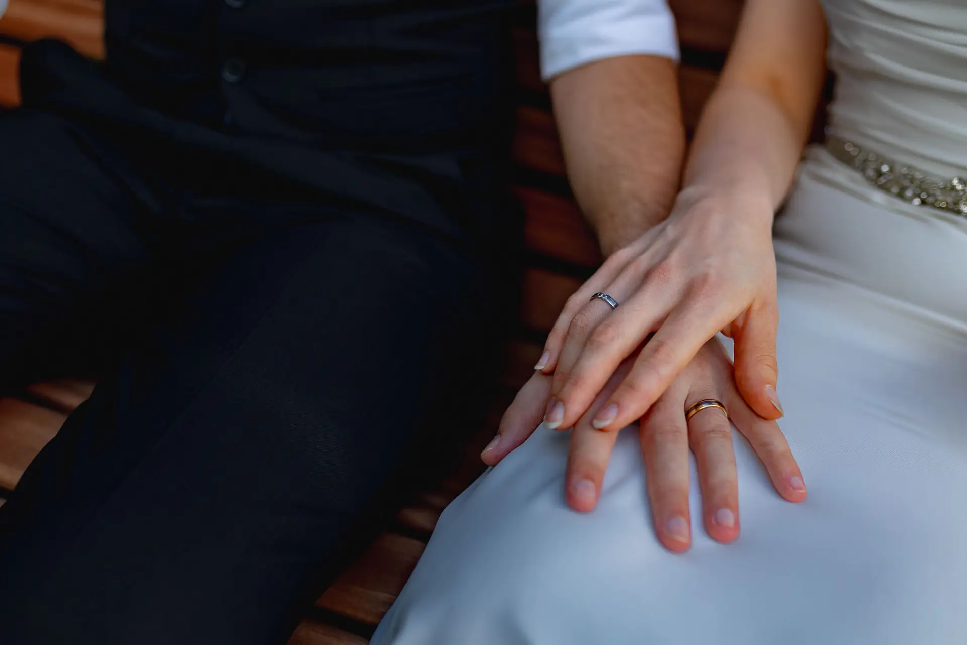 Brautpaar Julia und Dennis sitzt zusammen im Schlosspark Weinheim im Abendlicht