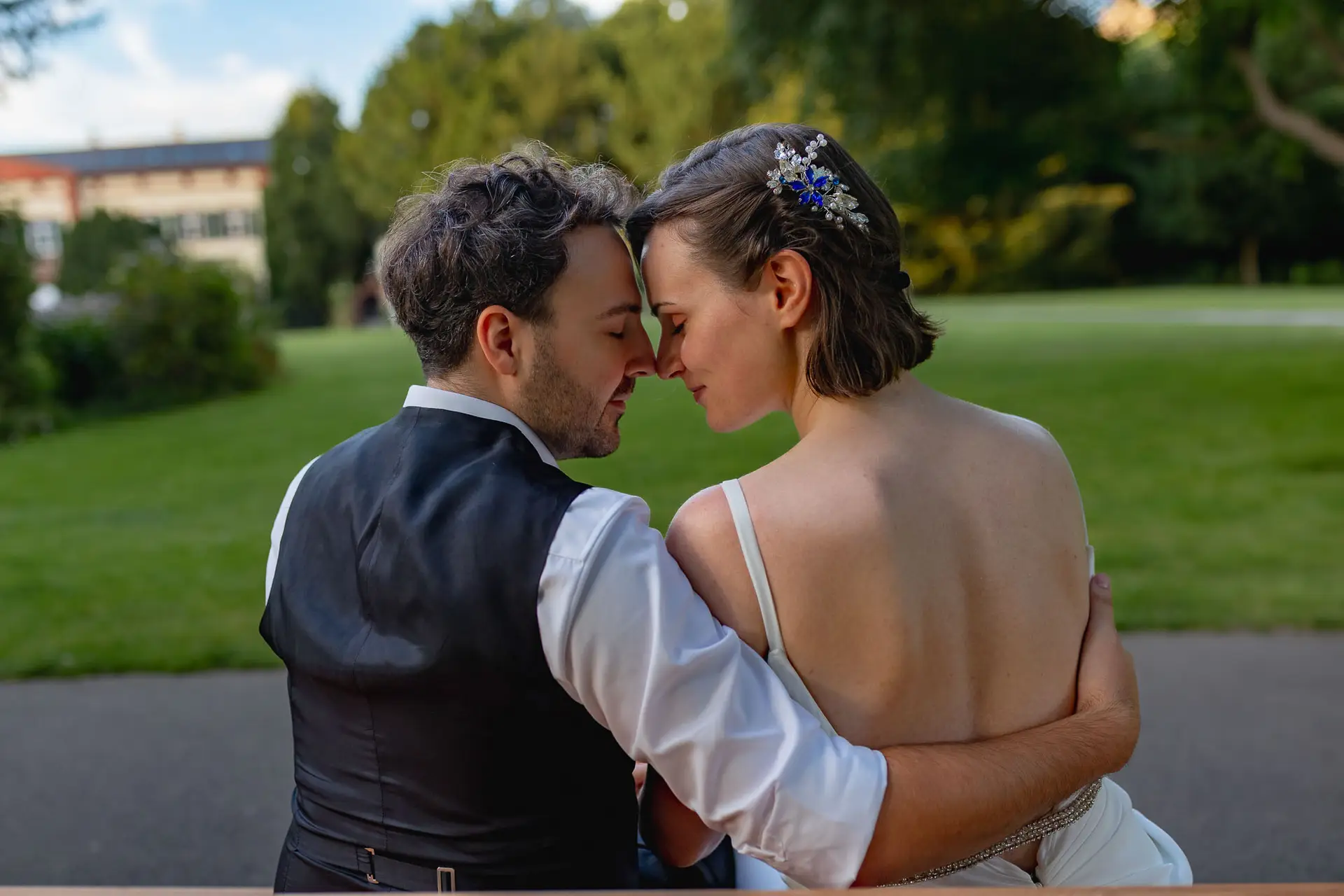 Liebevolles Hochzeitsfoto im Schlosspark Weinheim – Julia und Dennis
