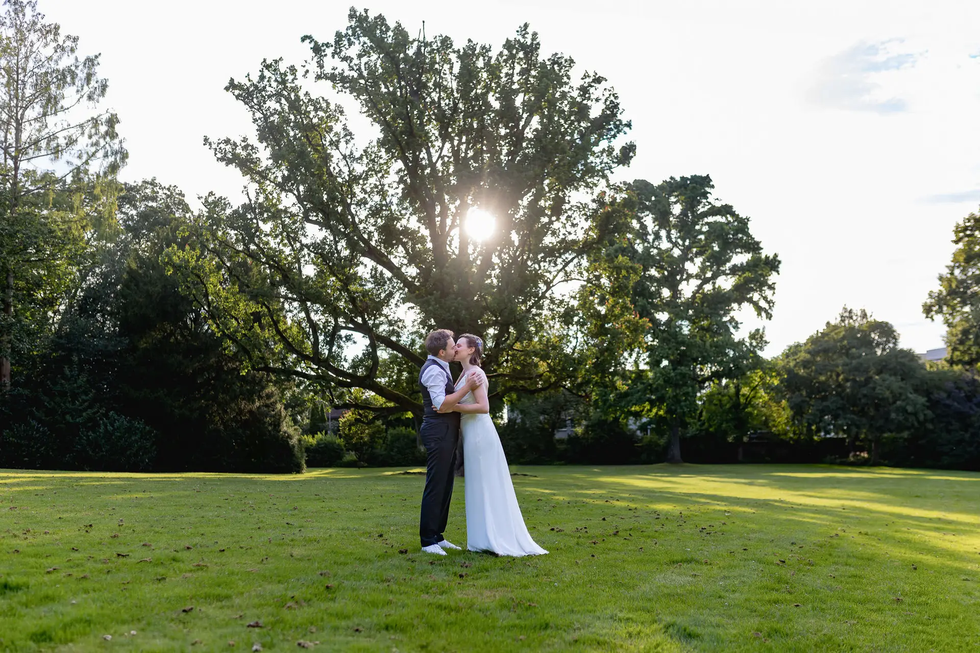 Julia und Dennis küssen sich im Schlosspark Weinheim im goldenen Abendlicht
