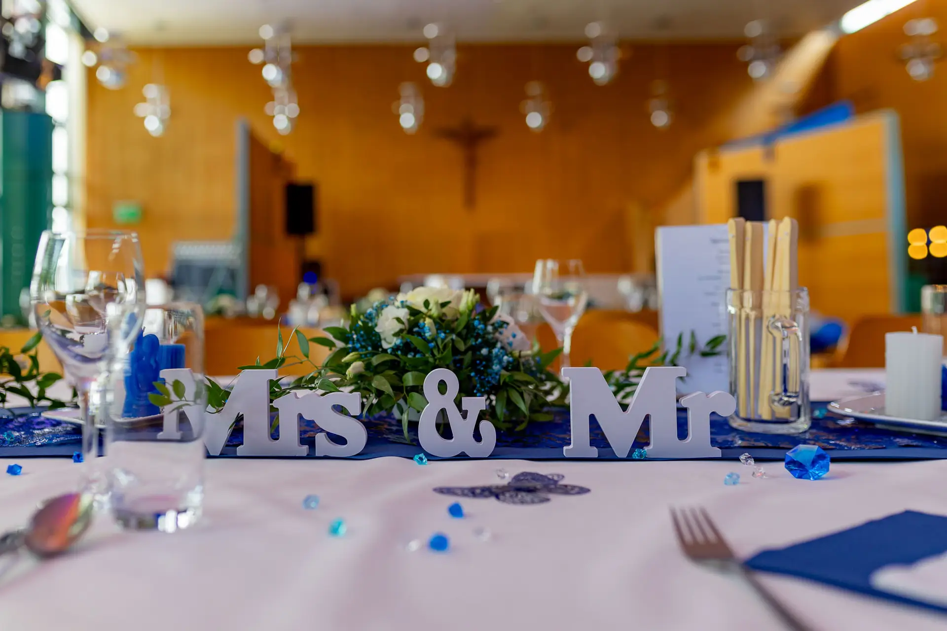 Mrs & Mr Schriftzug auf dem Brauttisch im Gemeindesaal Mannheim-Neckarstadt