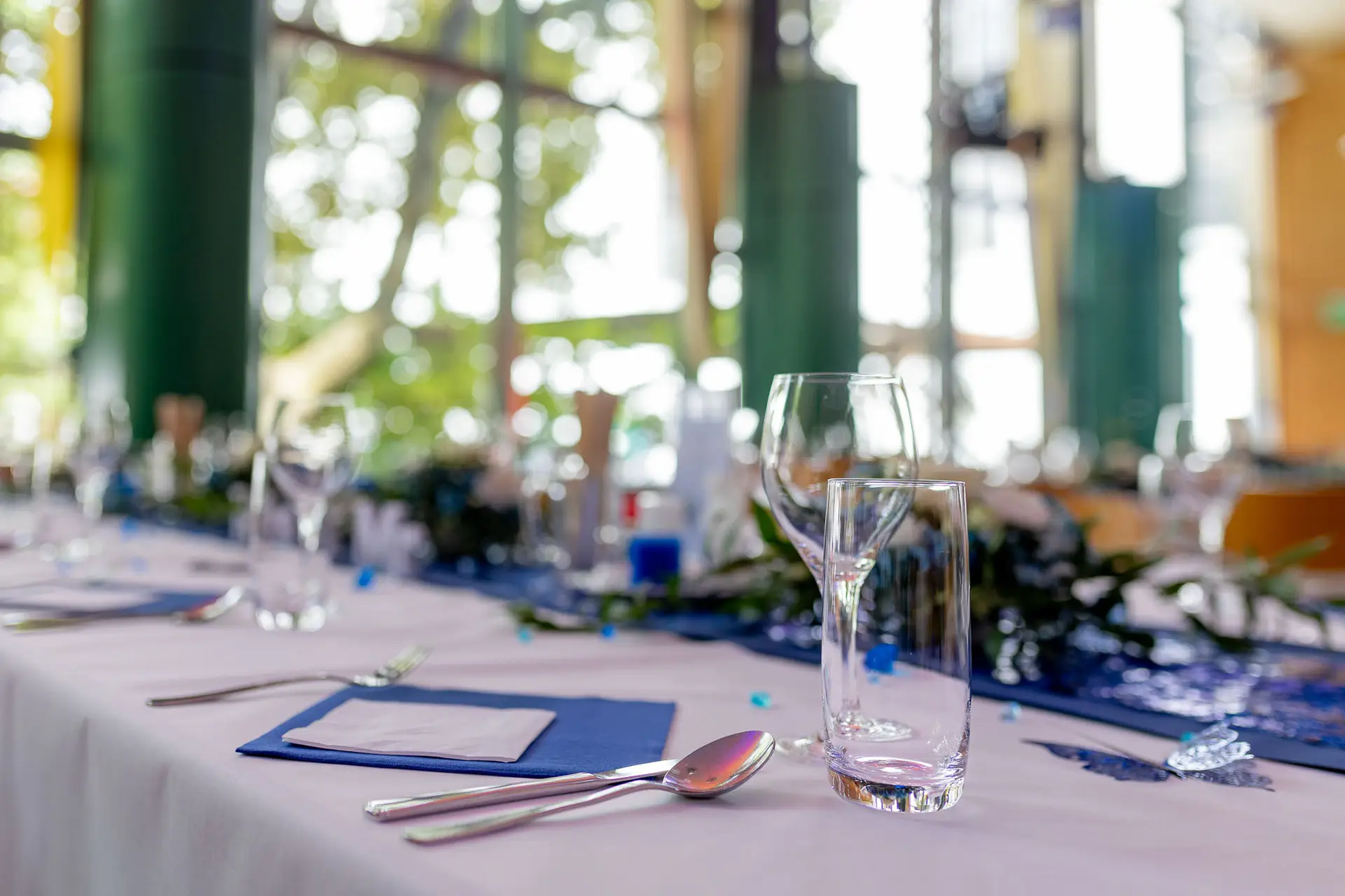 Aufgedeckter Tisch mit blauer Dekoration im Gemeindesaal St. Nikolaus Mannheim