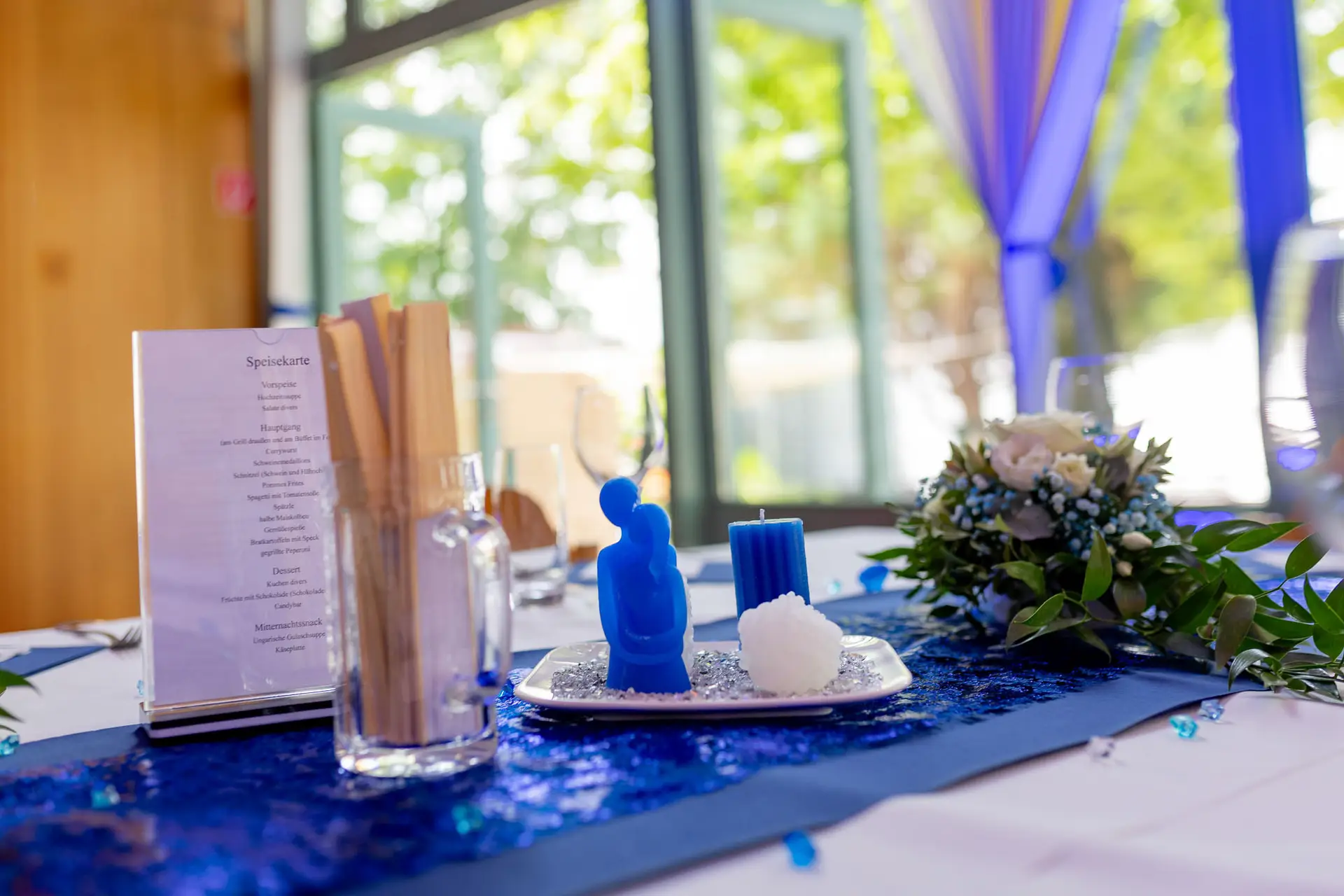 Detailaufnahme der Tischdekoration mit Speisekarte im Gemeindesaal Mannheim