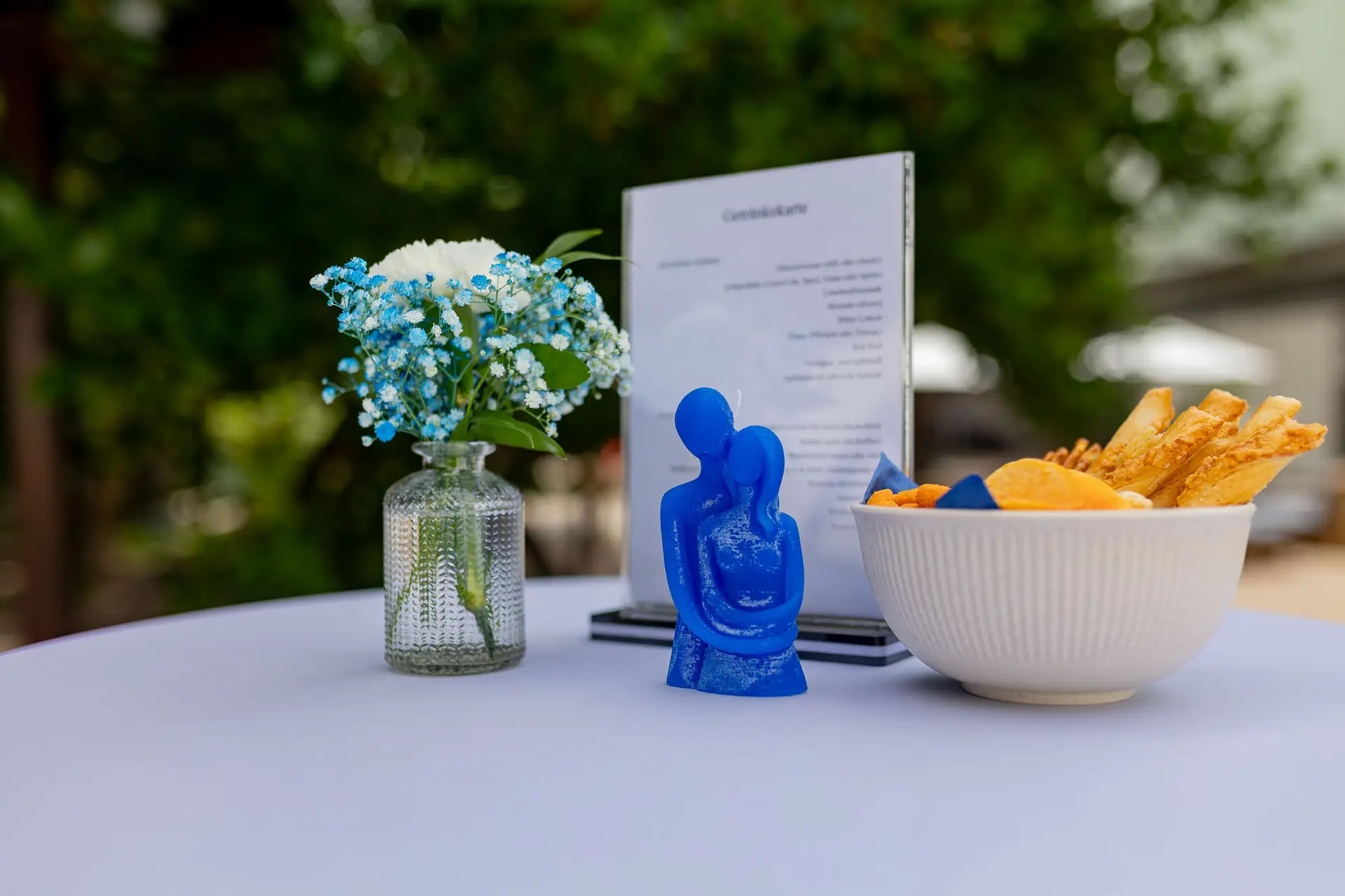 Tischdekoration im Gemeindesaal St. Nikolaus Mannheim mit blauer Farbgebung und Blumen