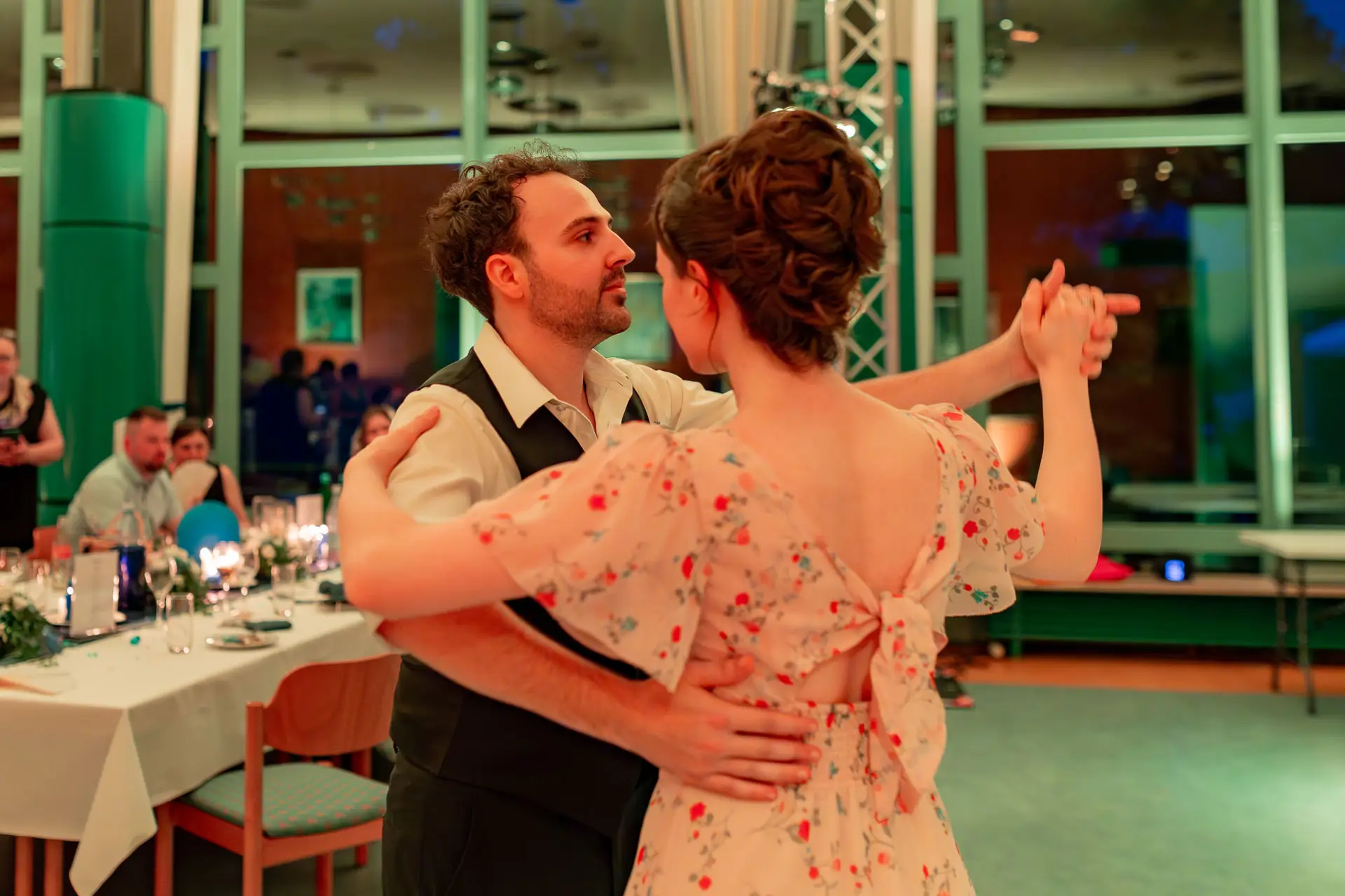 Gäste tanzen auf der Hochzeitsfeier im Gemeindesaal der St. Nikolauskirche Mannheim