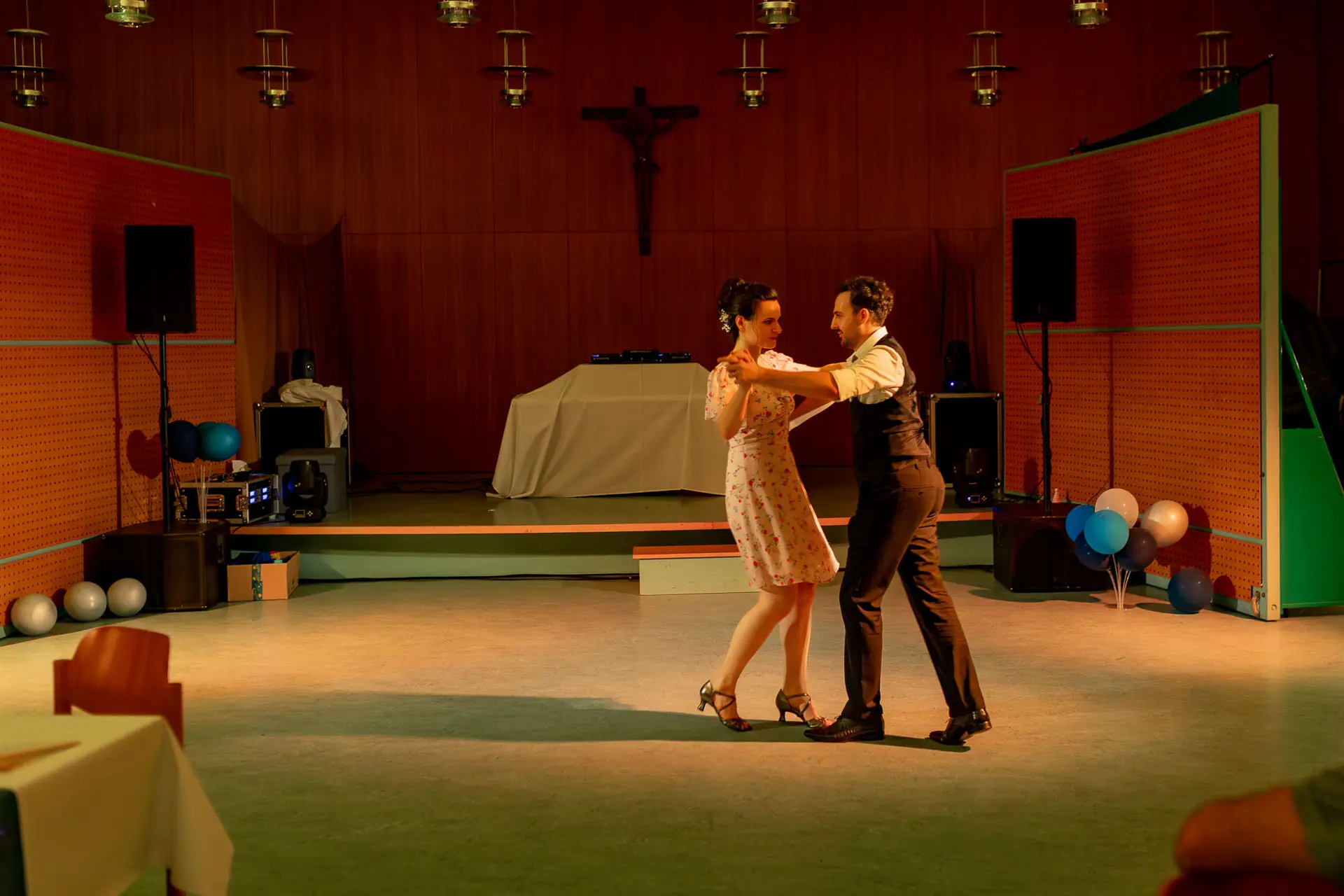 Hochzeitsfeier im Gemeindesaal der St. Nikolaus Kirche Mannheim mit Tischdekoration