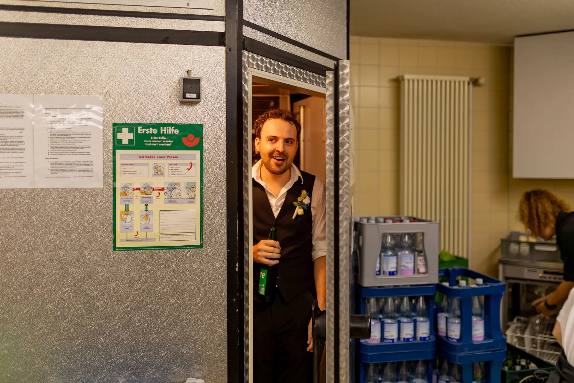 Gäste feiern auf der Hochzeit von Julia und Dennis im Gemeindesaal Mannheim-Neckarstadt