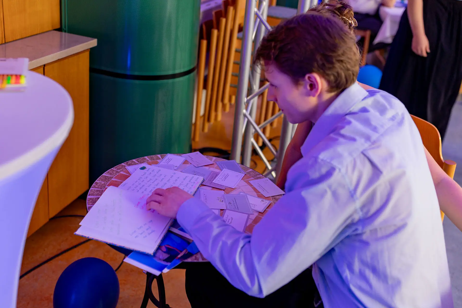 Hochzeitsgäste am Tisch im Gemeindesaal der St. Nikolaus Kirche Mannheim